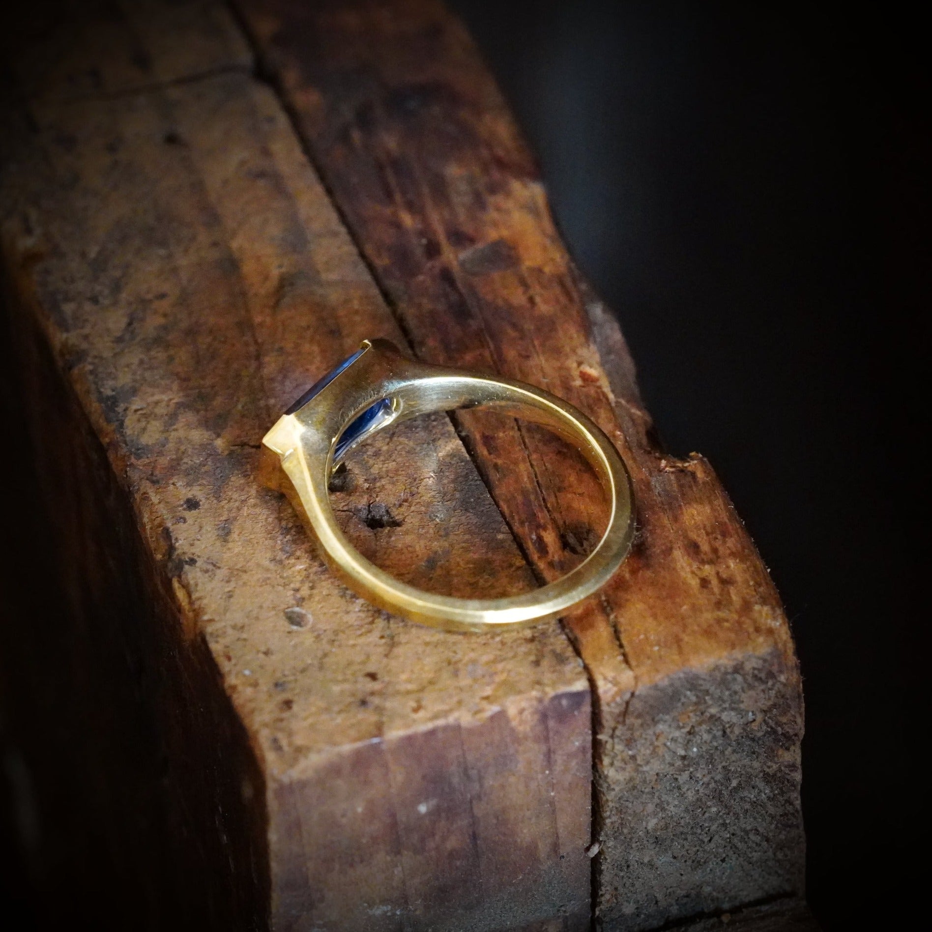 Jogani 2.15 ct Ceylon Sapphire Gold Ring - A Royal Blue Gemstone 3