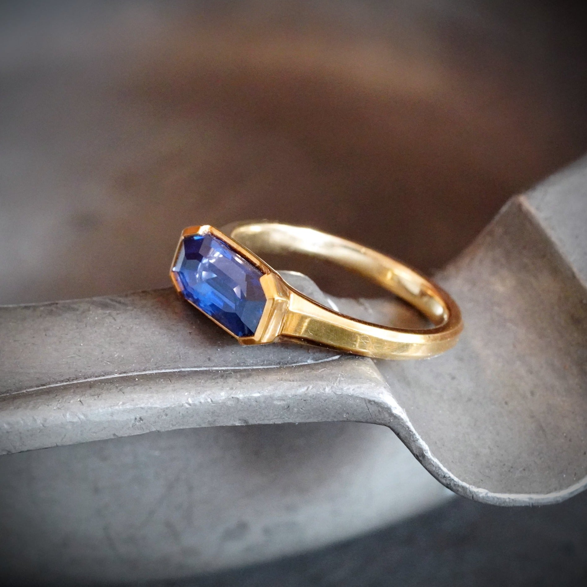 Jogani 2.15 ct Ceylon Sapphire Gold Ring - A Royal Blue Gemstone 4