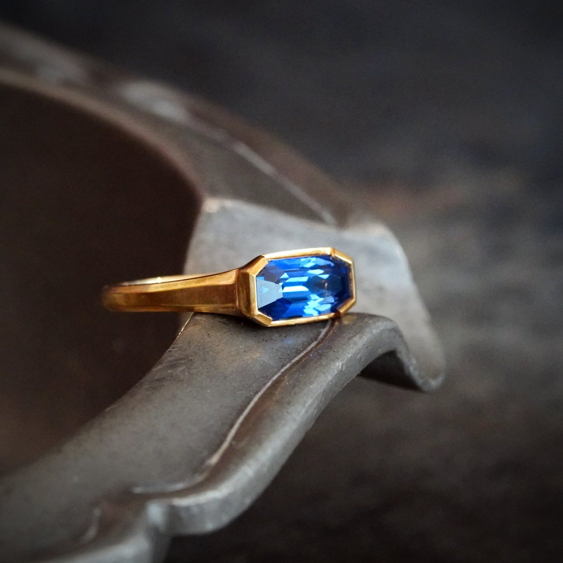 Jogani 2.15 ct Ceylon Sapphire Gold Ring - A Royal Blue Gemstone 5