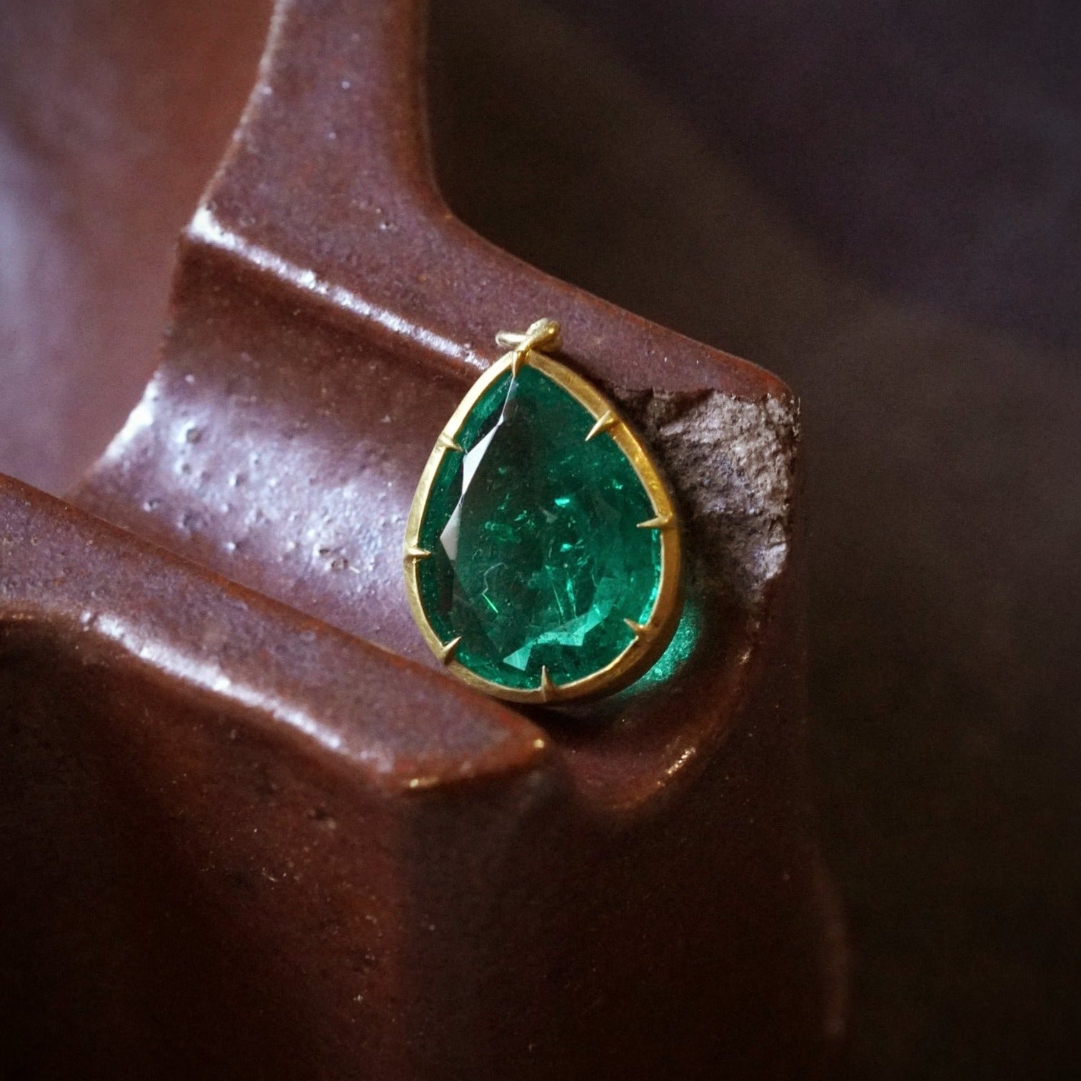 Jogani 4.46ct Colombian Emerald Pear Pendant in 18K Gold 3