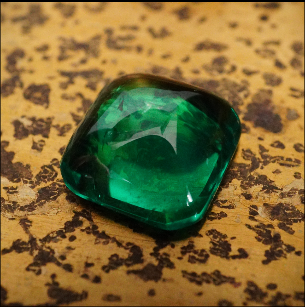 4.69-carat no oil cabochon Colombian emerald