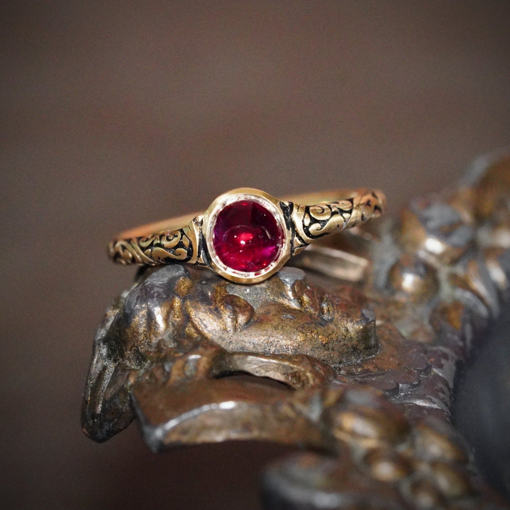 An extraordinary cabochon Burma ruby ring from Jogani—0.96 ct of vivid red brilliance, meticulously set in 18K yellow gold for collectors and connoisseurs alike.