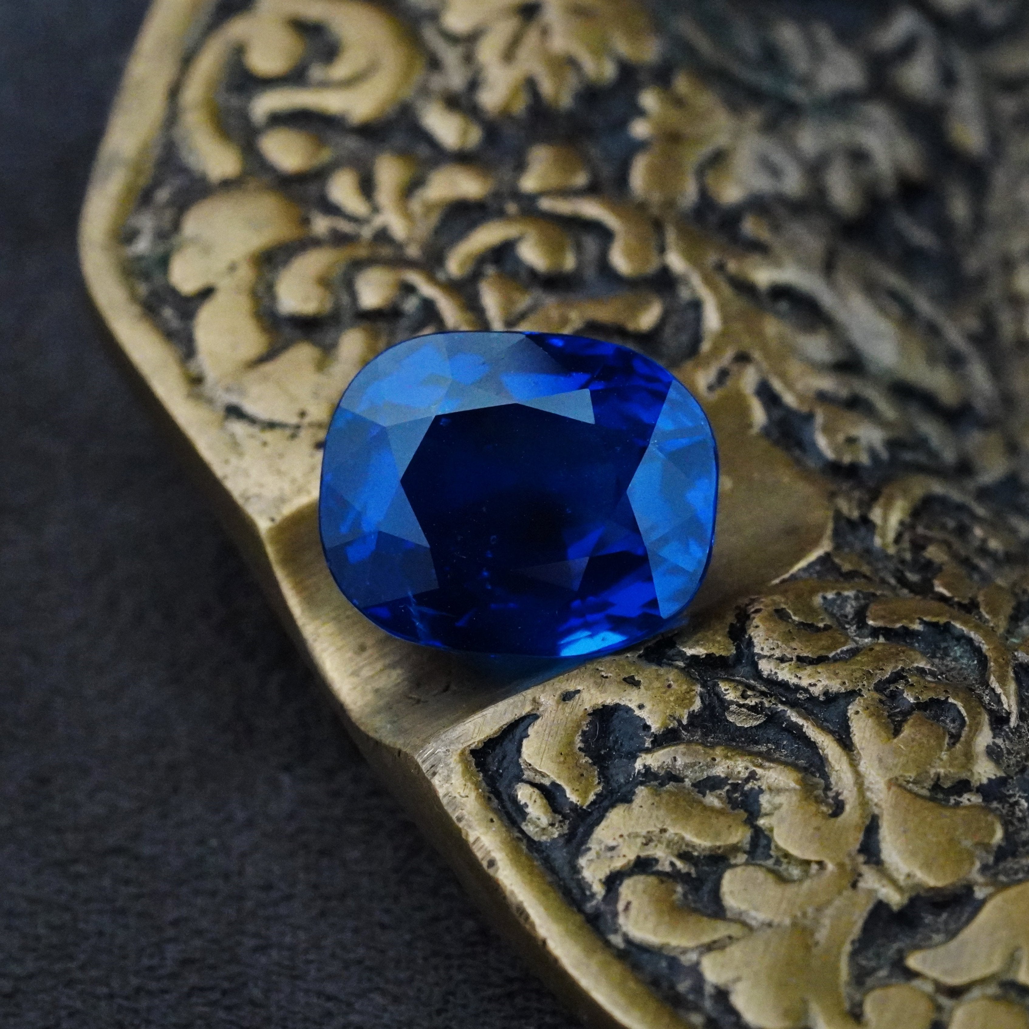 This exquisite 14.86 ct no-heat Ceylon sapphire, sold by Jogani, features a deep blue hue and clean clarity—an ideal choice for collectors and designers.