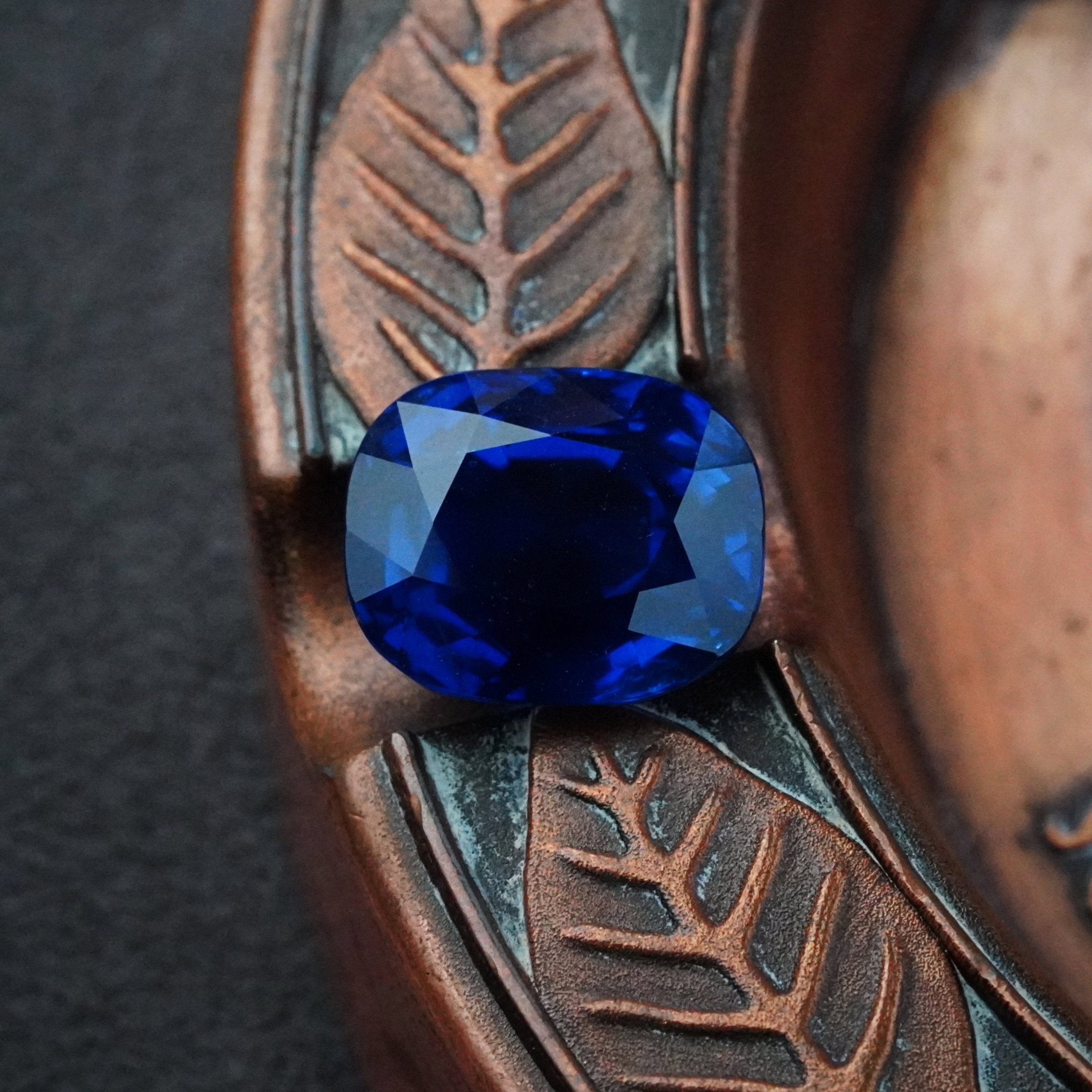 A breathtaking 14.86 ct oval Ceylon sapphire, available from Jogani. No-heat, AGL-certified, and perfect for fine jewelry or investment collections.