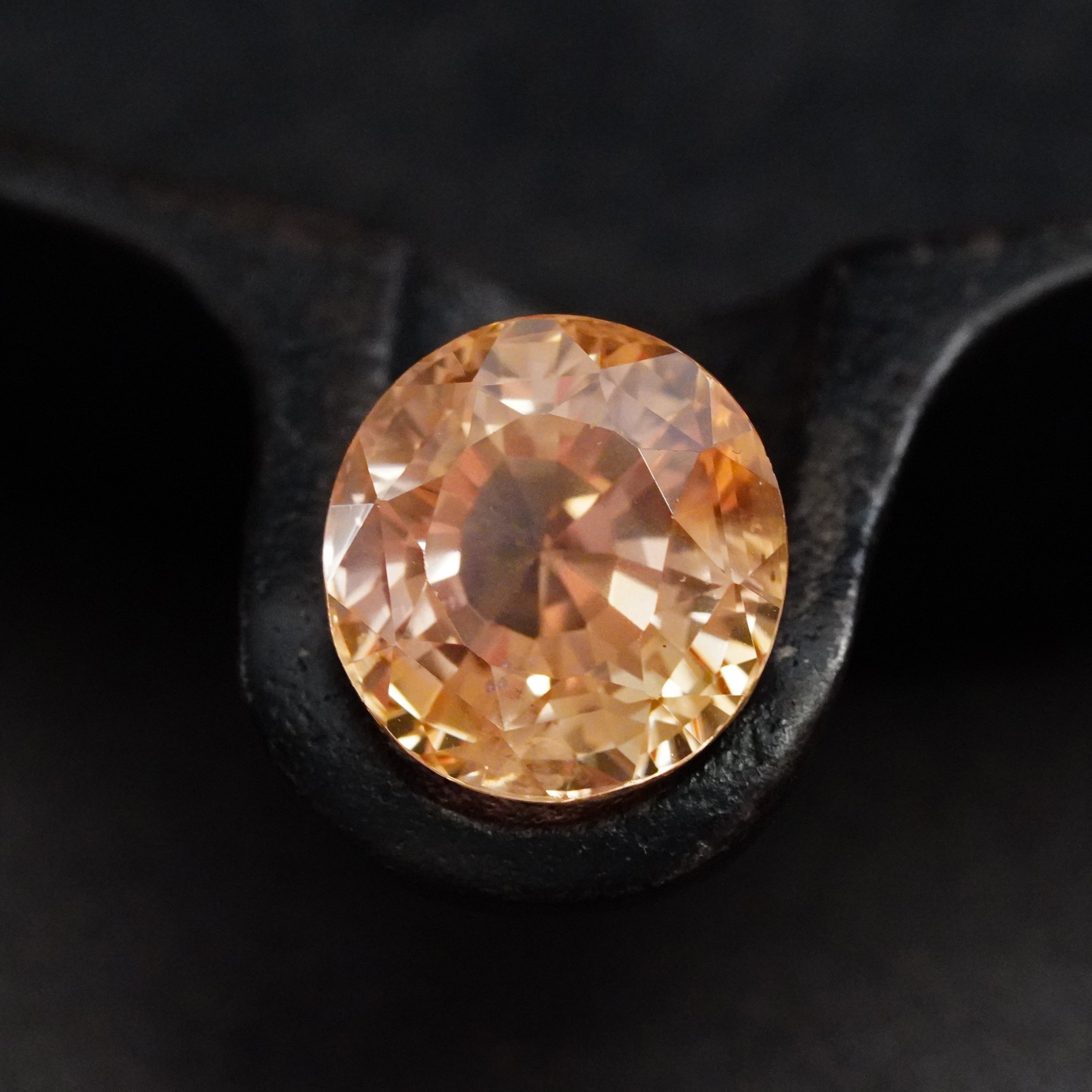 An exclusive 15.84 ct light orange sapphire from Ceylon, expertly cut into an elegant oval shape. This rare, no-heat gemstone, available with Jogani, is perfect for luxury jewelry.