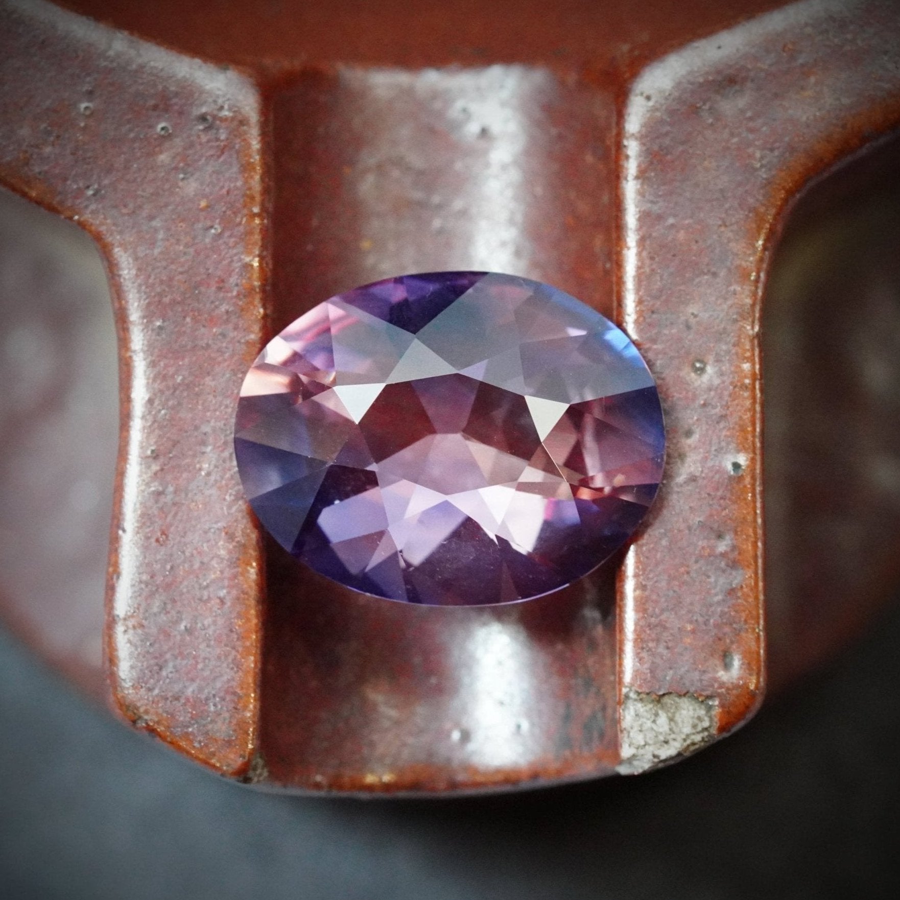 A breathtaking 17.65 ct oval Winza sapphire, available from Jogani. This no-heat gem features a stunning interplay of vibrant colors, perfect for collectors.