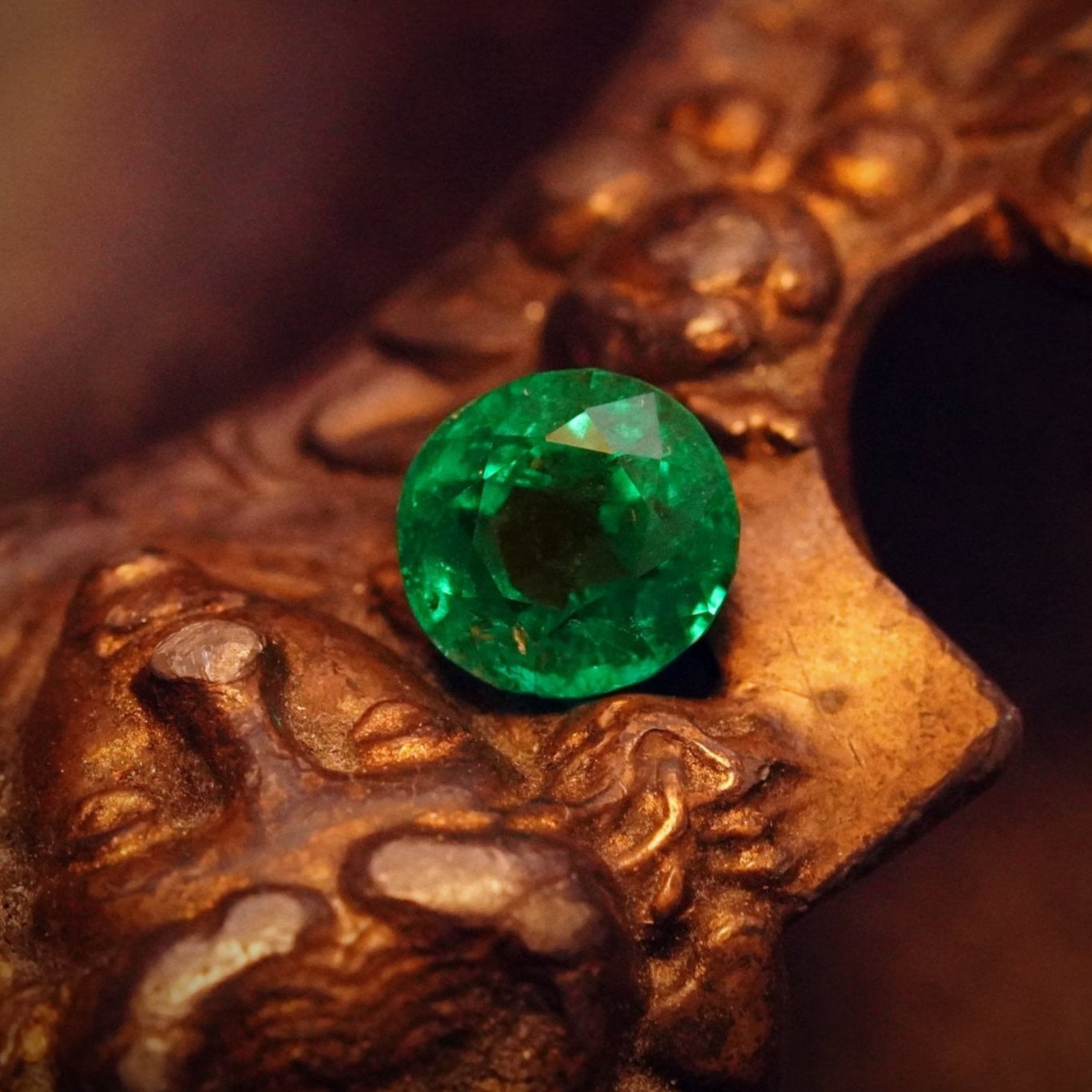 A rare 2.46 ct round Colombian emerald from Jogani, showcasing vivid green hues and remarkable clarity—ideal for collectors and designers.