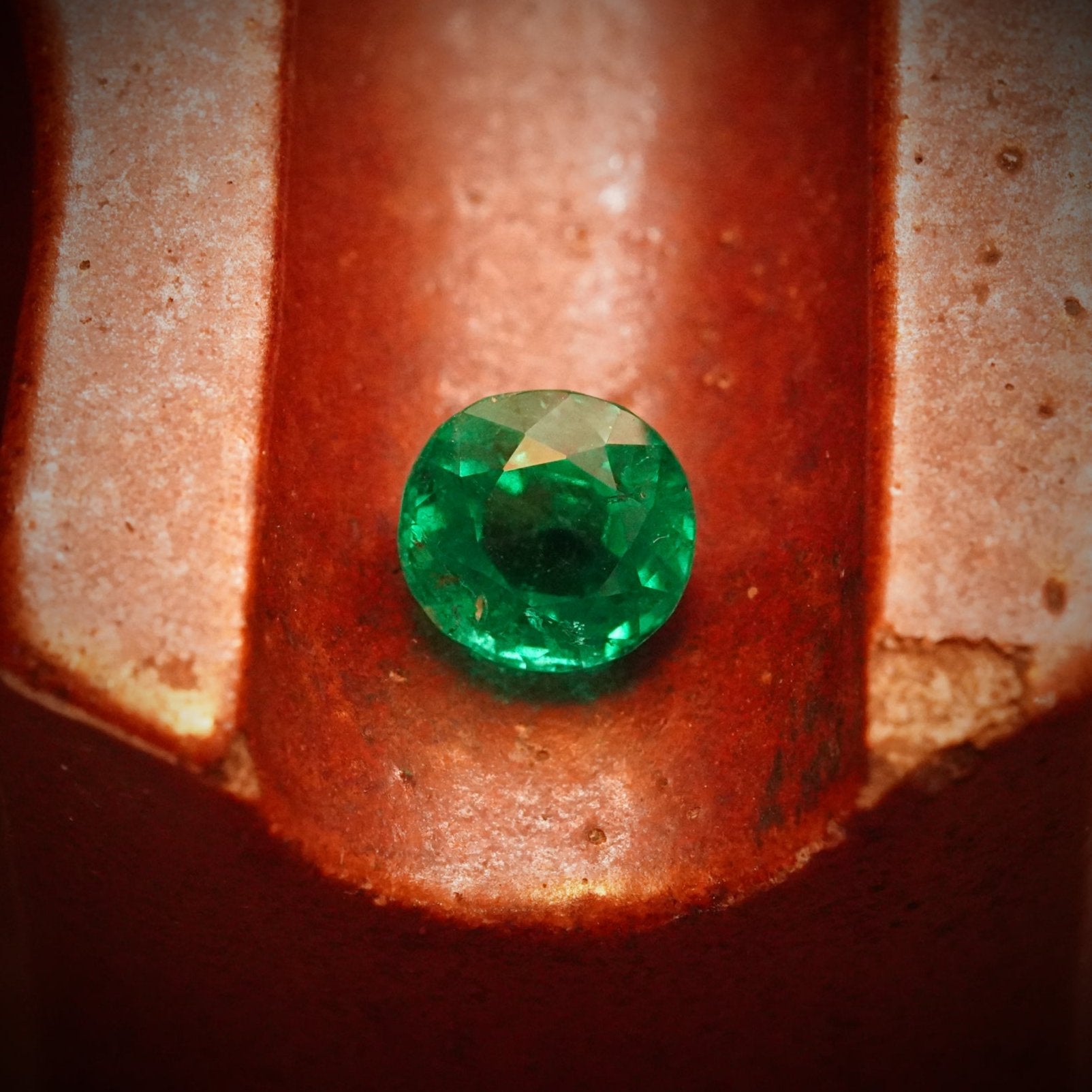 Available from Jogani: A 2.46 ct Colombian emerald in a classic round cut, offering a luminous green glow for fine jewelry creations.