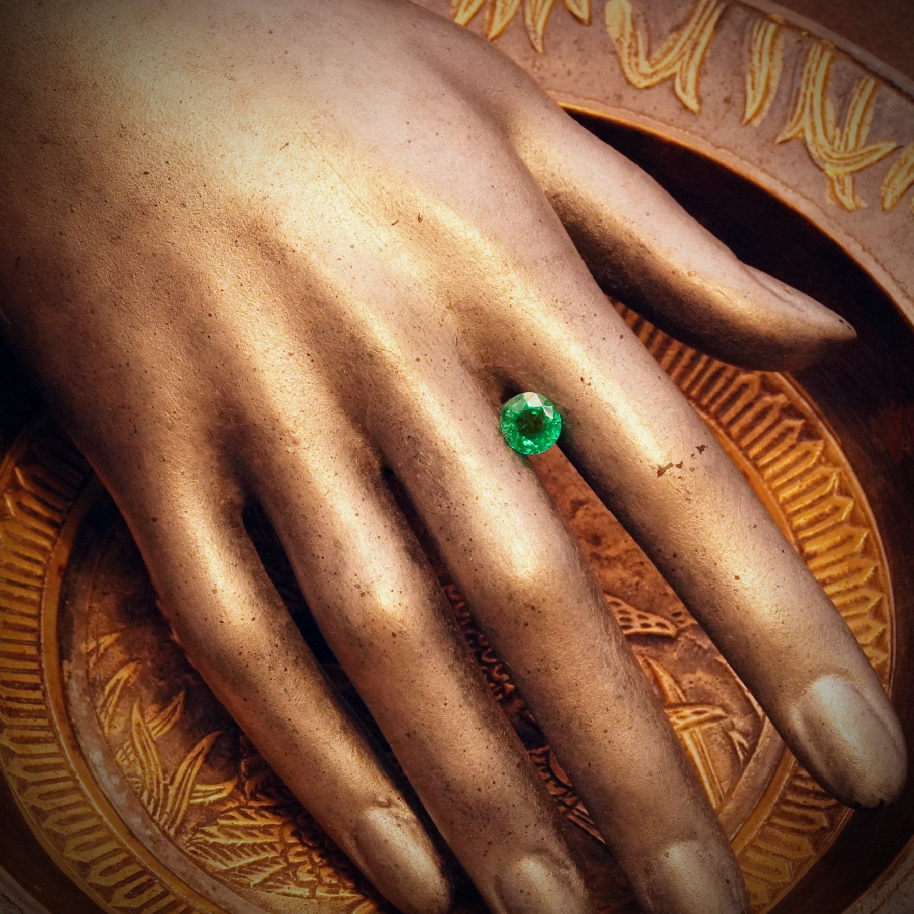 From Jogani: A 2.46 ct Colombian emerald in a sophisticated round cut, an extraordinary gemstone for jewelry makers and collectors alike.