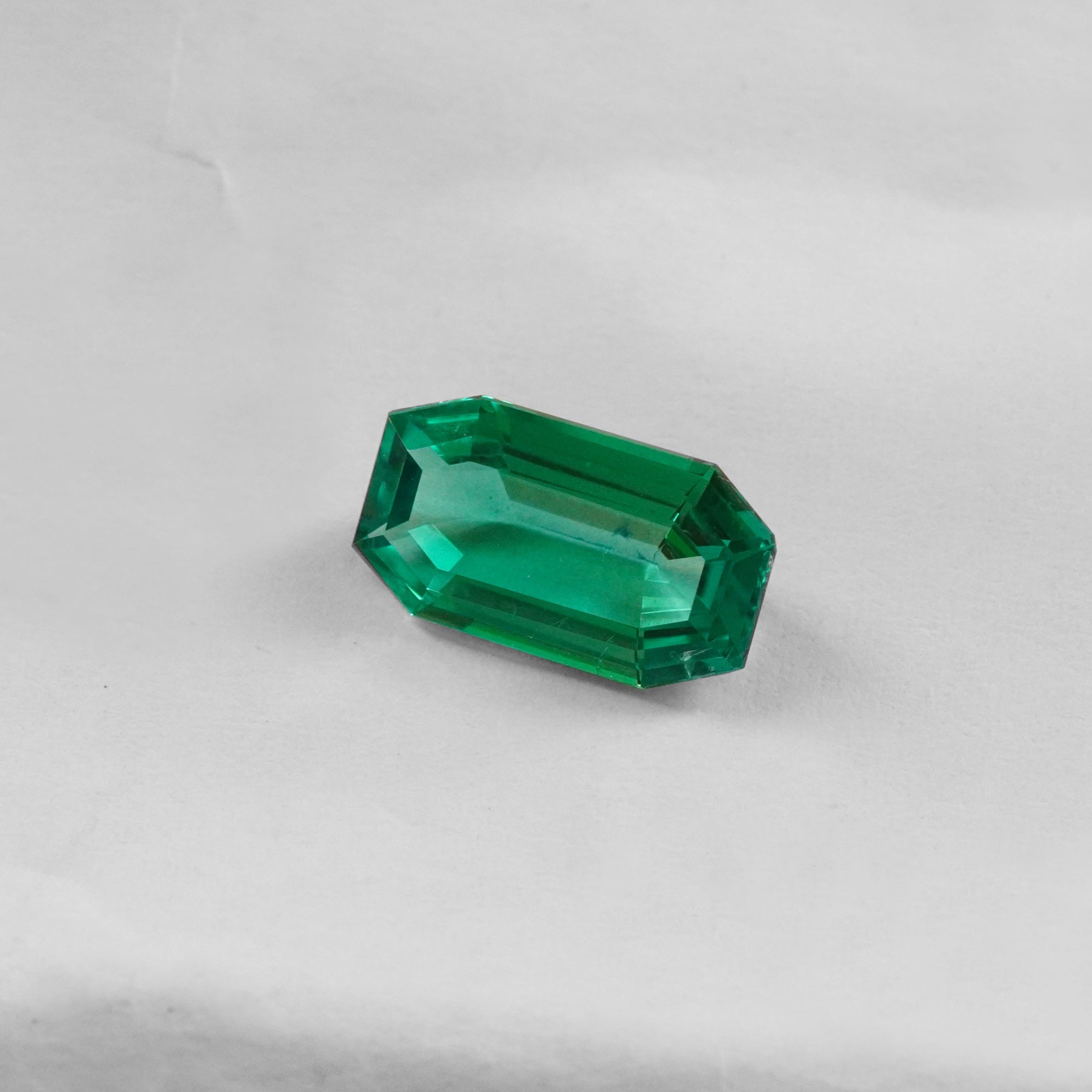 Jogani's 2.80 ct Colombian emerald with a refined step-cut, vivid green hue, and exceptional transparency. AGL-certified and ideal for fine jewelry and investment.