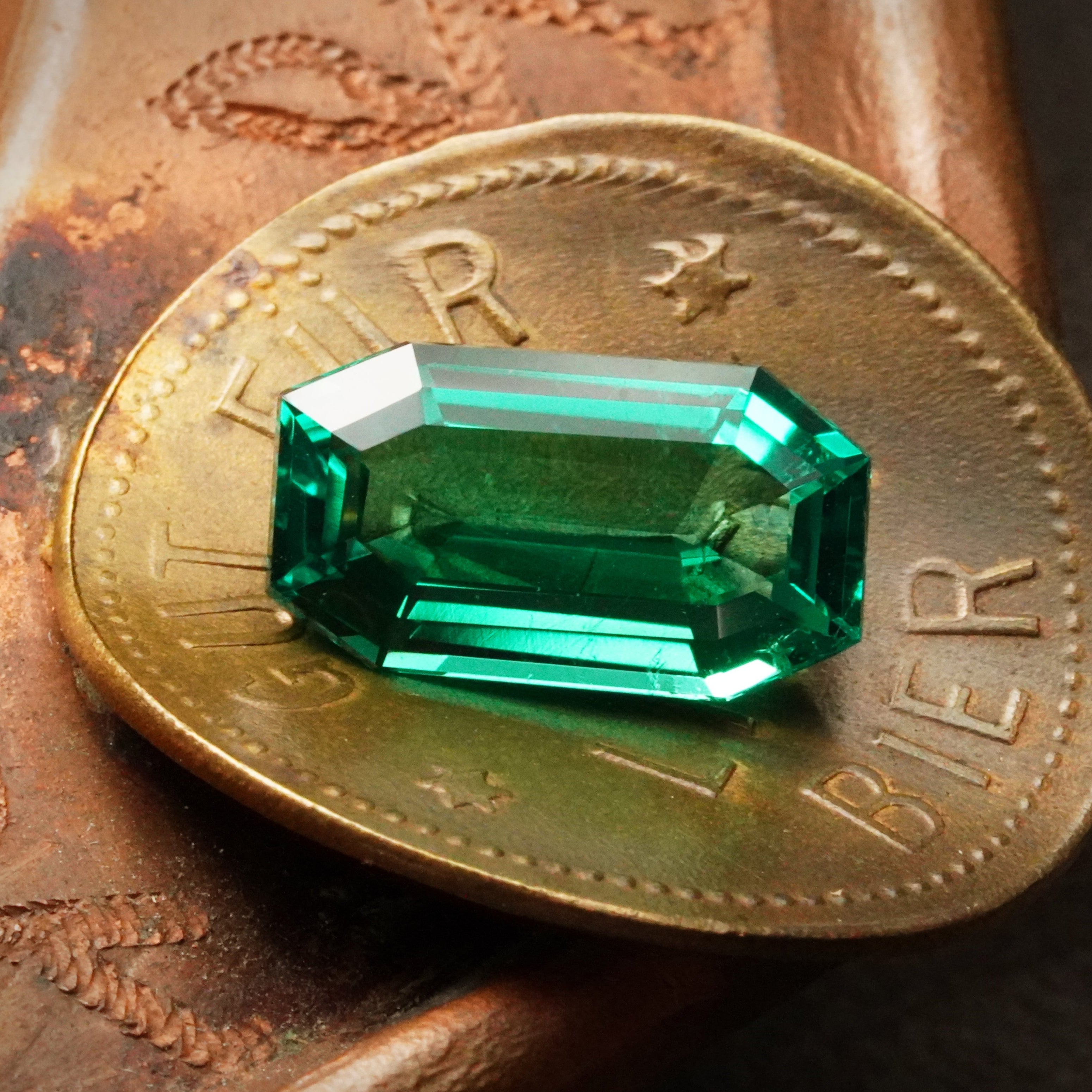 Jogani's 2.80 ct step-cut Colombian emerald, featuring clean clarity and minimal oil treatment. A rare, investment-worthy gemstone certified by AGL.