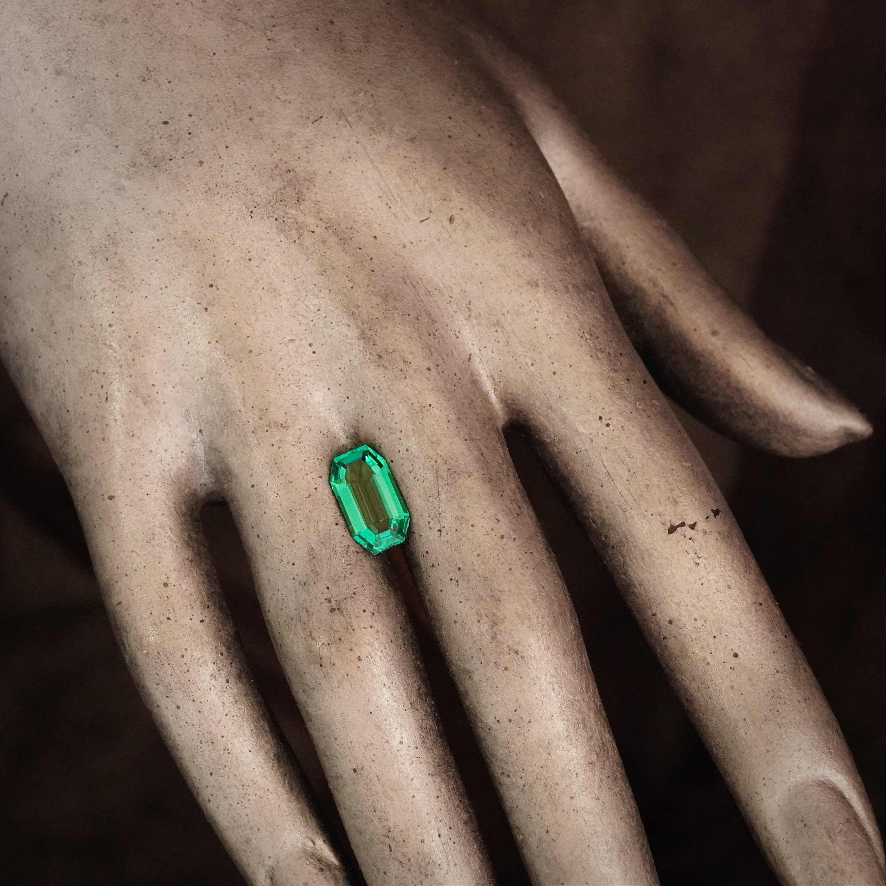 Jogani presents a rare 2.80 ct step-cut Colombian emerald with minimal oil treatment, clean clarity, and a deep green glow. A prized gemstone for high-end jewelry and collectors.