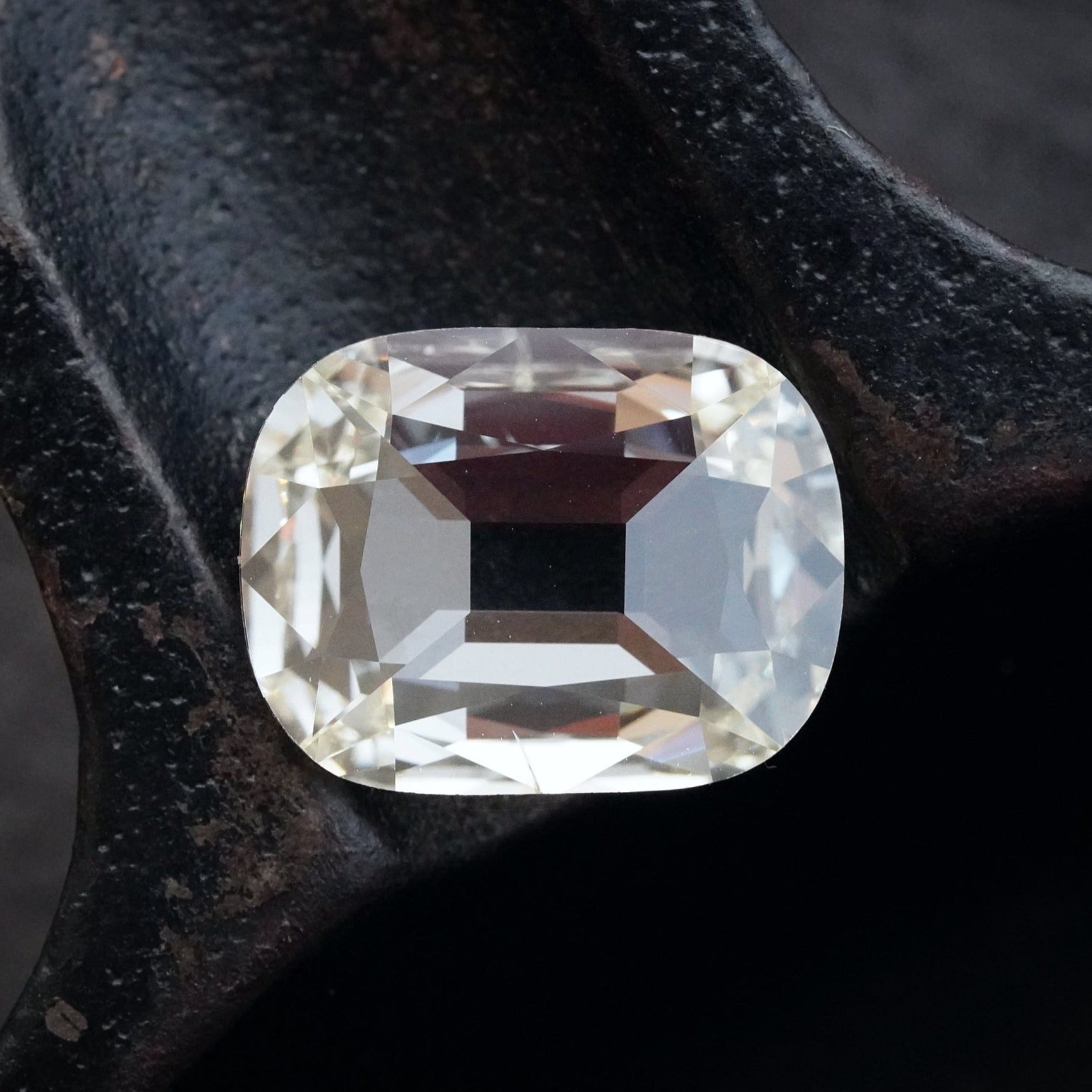 The timeless and elegant 3.01 ct cushion-cut J, SI2 diamond. Now set in a modern gold ring by Jogani.