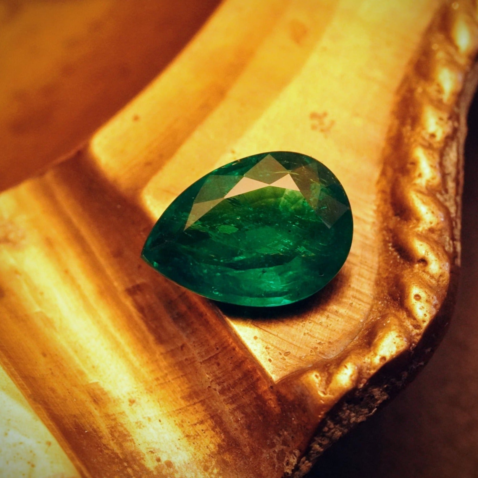 A mesmerizing 3.08 ct pear-cut Colombian emerald, carefully sourced by Jogani, radiating vibrant green hues—a prized gemstone for collectors and designers alike.