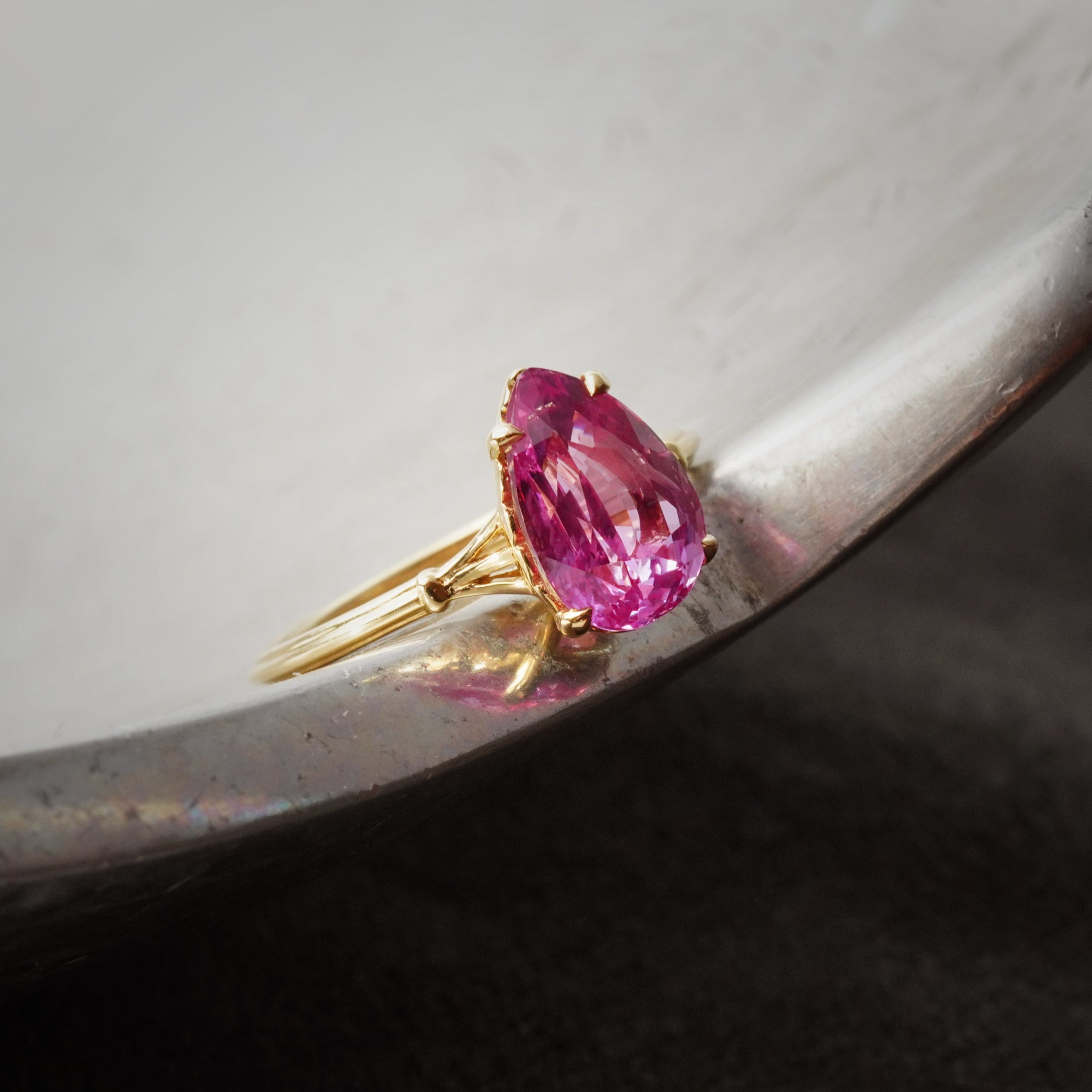 This elegant 3.14 ct Padparadscha sapphire ring, featuring a no-heat Ceylon gem in a pear cut, is a testament to Jogani’s dedication to fine craftsmanship.