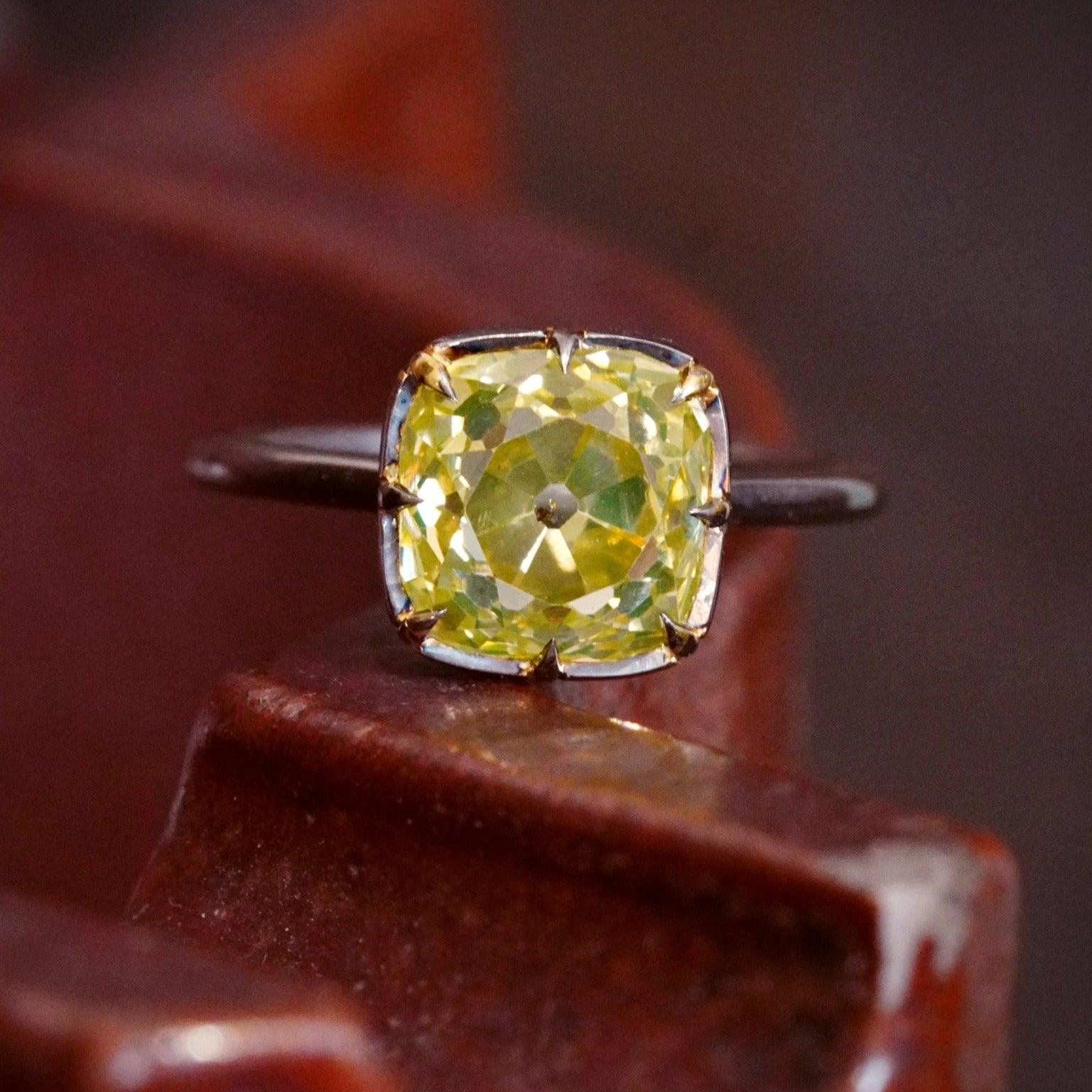 4.13 Carats of Lemon-Lime: The Unconventional 18K Gold Ring with a Rare and Distinctive Old Mine Diamond - Jogani
