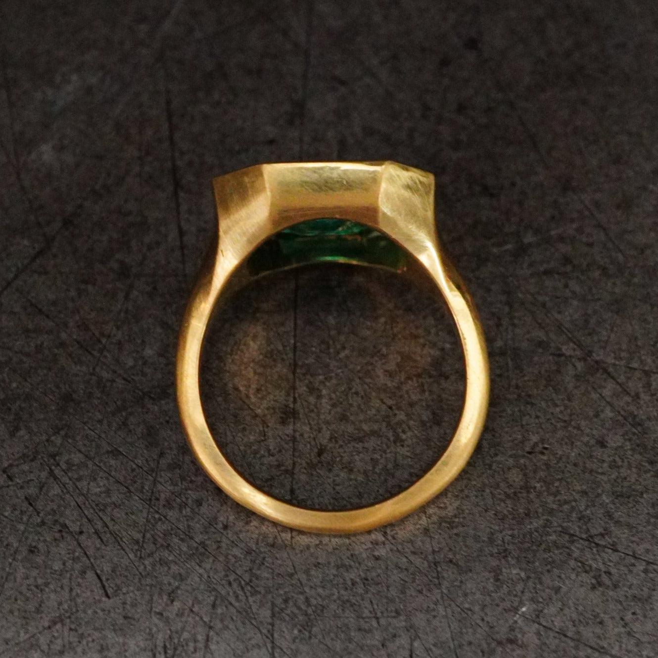 A stunning 4.48 ct step-cut Colombian emerald, untouched by enhancements, set in 20K yellow gold by Jogani—ideal for serious gemstone investors.