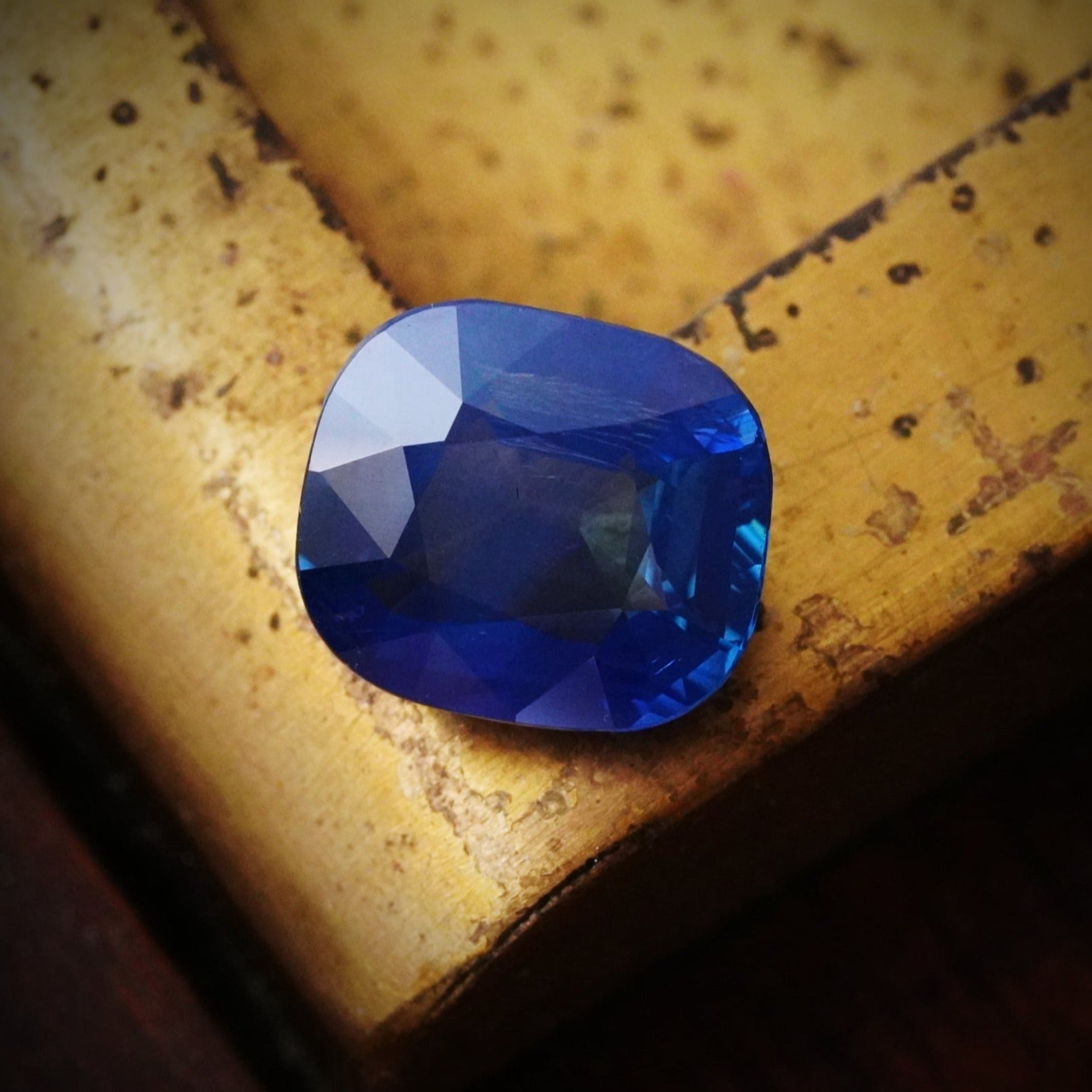 A luminous 5.13 ct cushion-cut Kashmir sapphire, no heat, radiating a velvety blue hue. An exclusive investment opportunity for collectors and designers, available with Jogani.