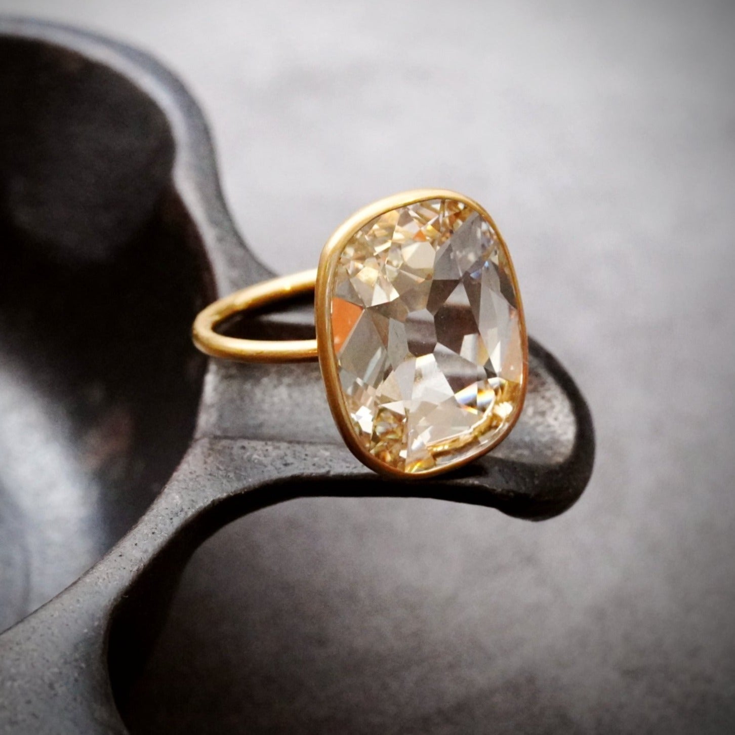 Side view of the collectible 5.53 ct Old Mine-cut diamond ring, featuring an elongated flat profile and internally flawless clarity. Crafted in 22K gold and platinum by Jogani.