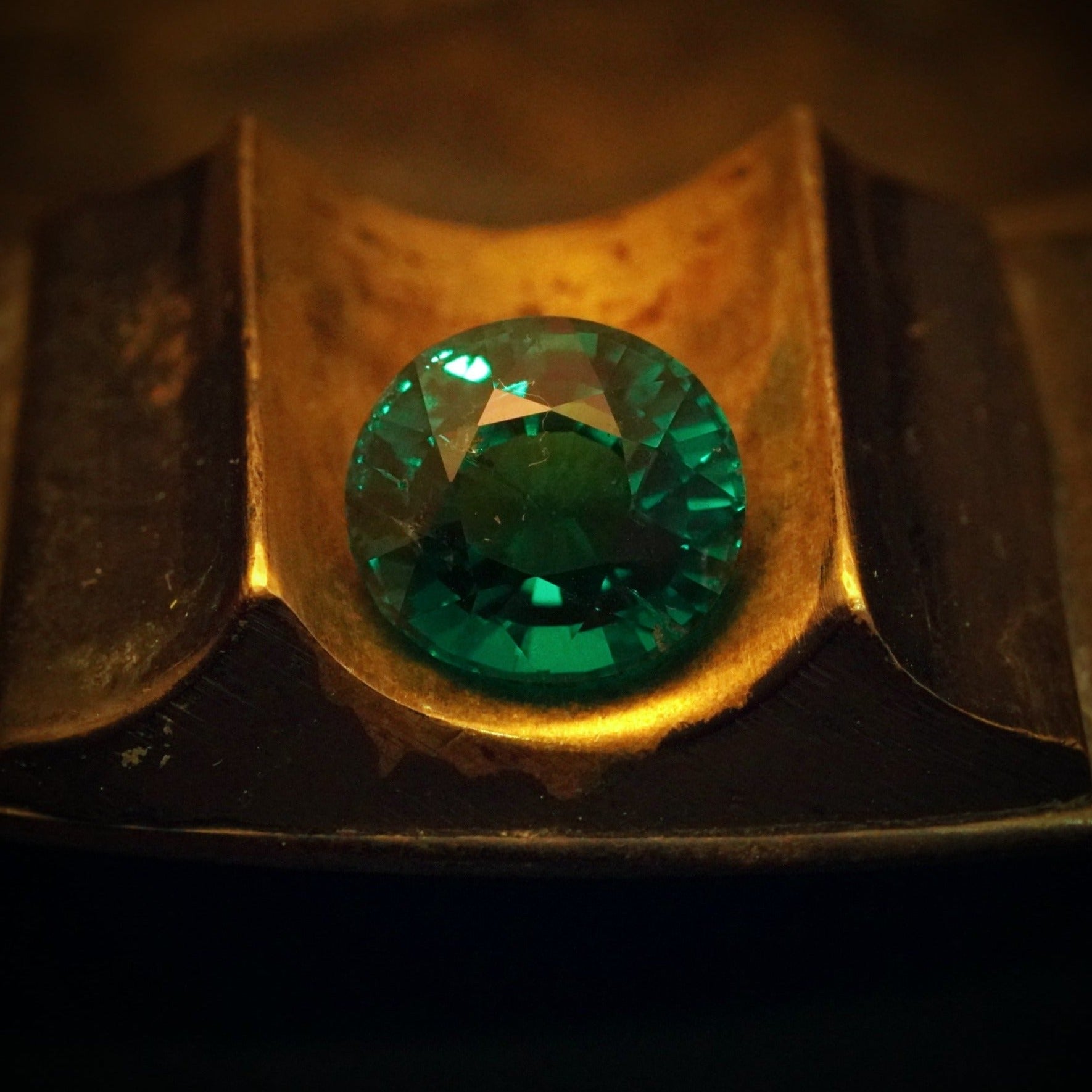 A mesmerizing 5.62-carat Colombian emerald, masterfully cut into an oval shape, boasting a vivid green hue and exceptional clarity. Available with Jogani.