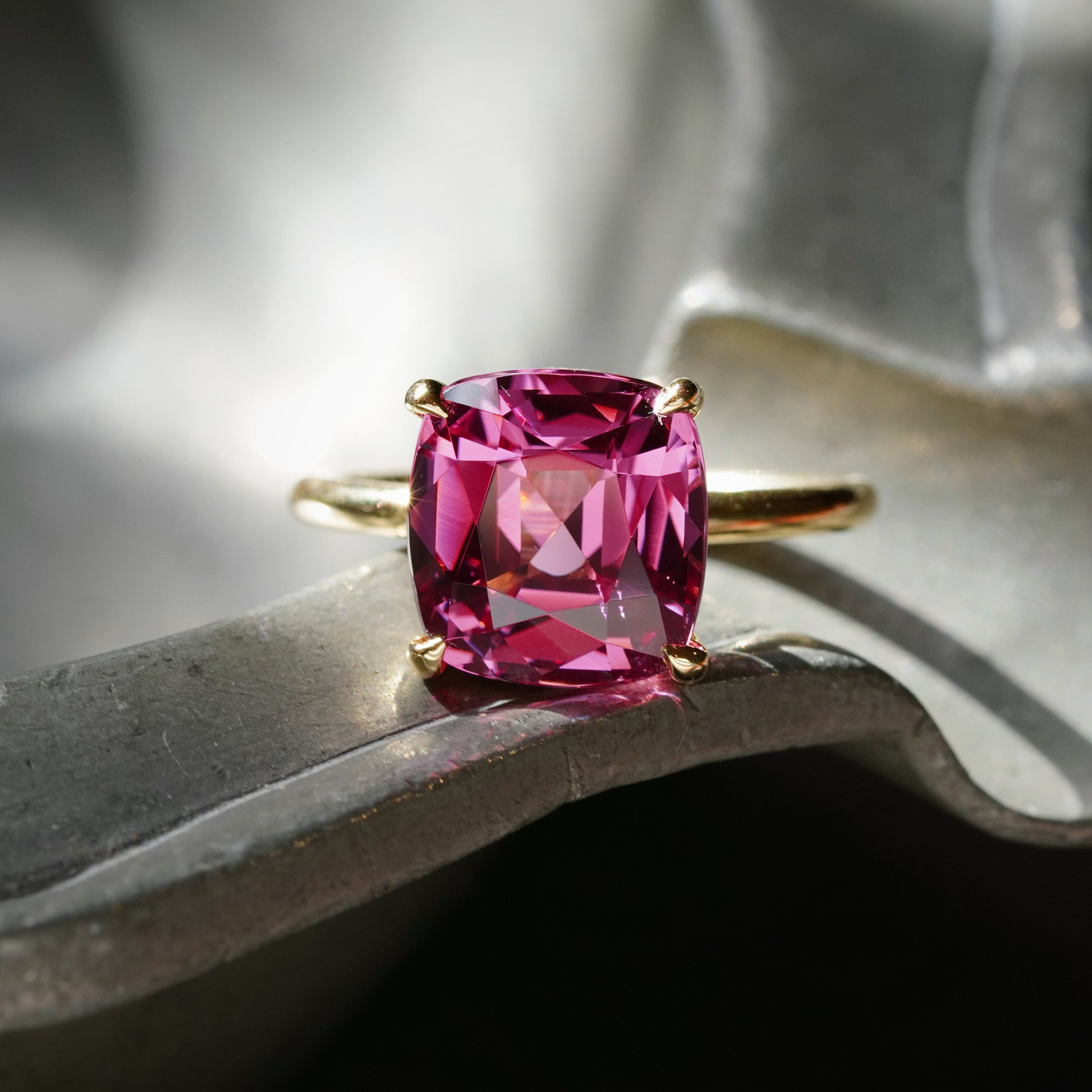 A stunning 5.76 ct cushion-cut Burma spinel ring in vibrant pink, set in elegant 18K gold. This rare, no-heat gemstone is part of Jogani’s exclusive collection.