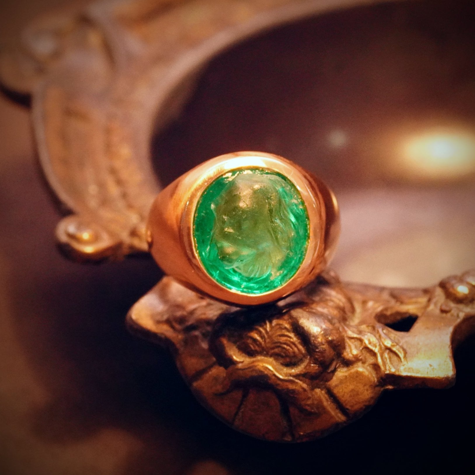 This exquisite 6.45 ct Victorian-carved dog Colombian emerald ring, set in 18K gold, showcases Jogani’s commitment to rare, historic gemstones. A true collector’s find.