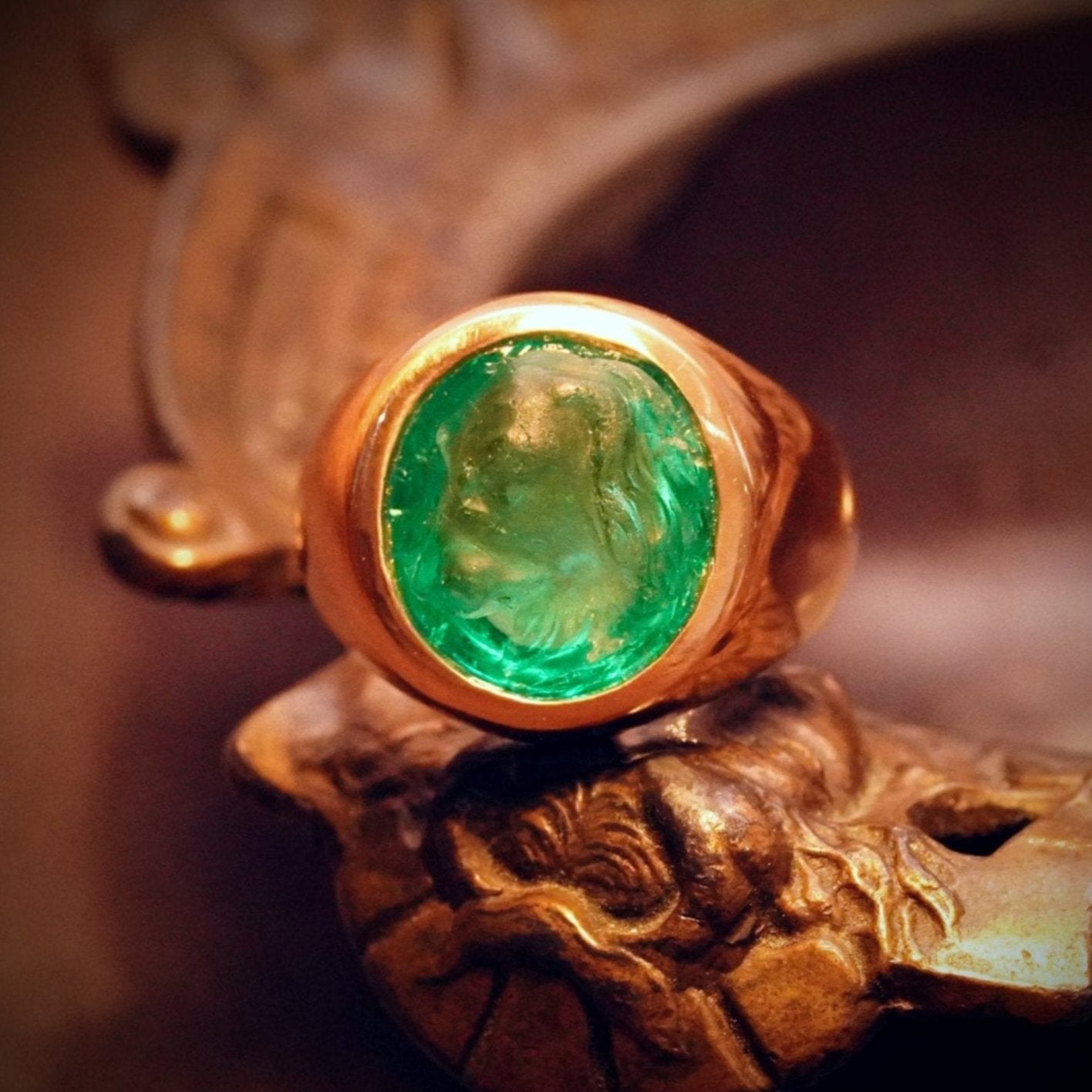 A remarkable 6.45 ct Colombian emerald, delicately carved dog in a Victorian style and set in 18K gold. A Jogani masterpiece for collectors and fine jewelry lovers.