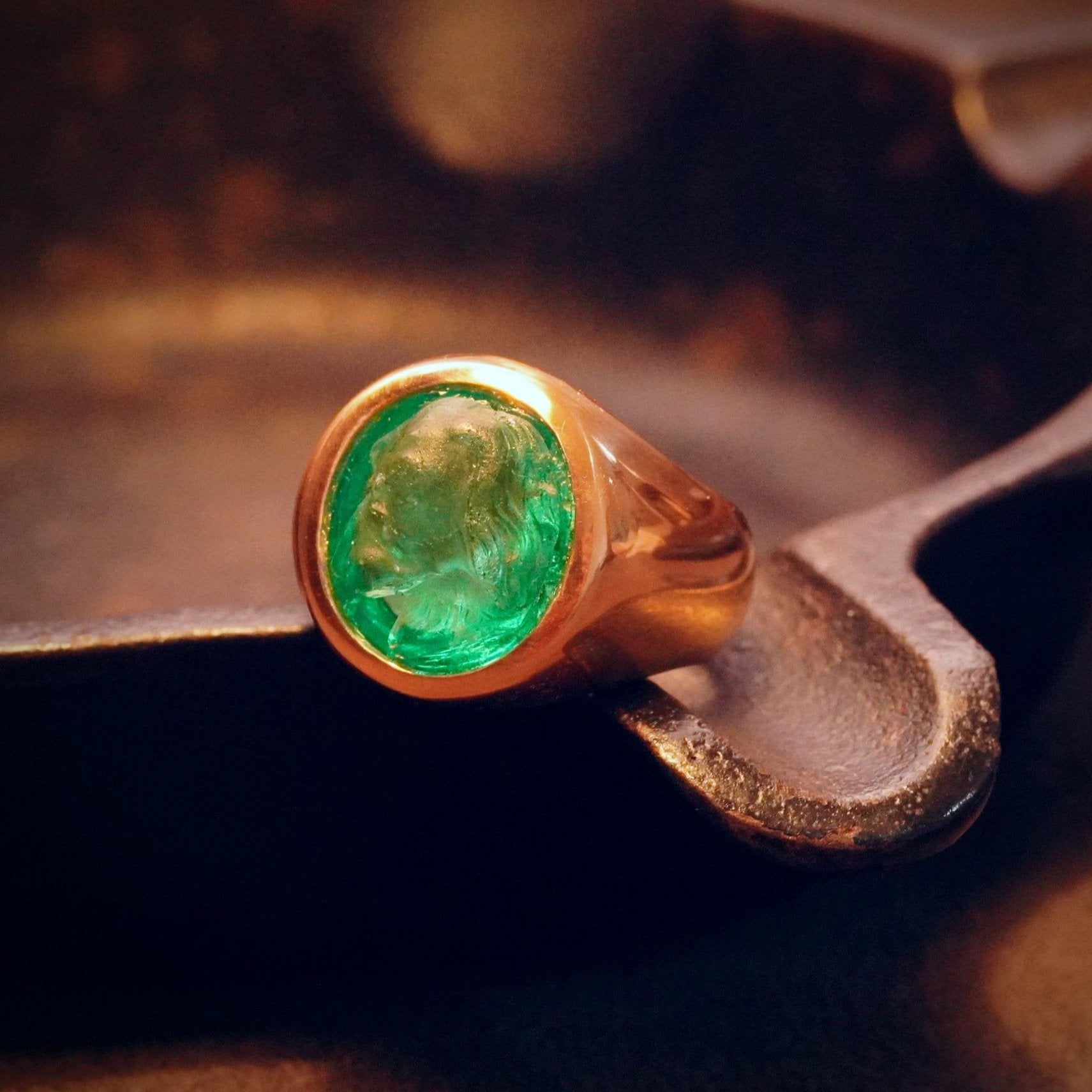 Jogani presents a one-of-a-kind Victorian-carved dog 6.45 ct Colombian emerald ring, bezel-set in luxurious 18K gold. A rare opportunity for jewelry designers and collectors.