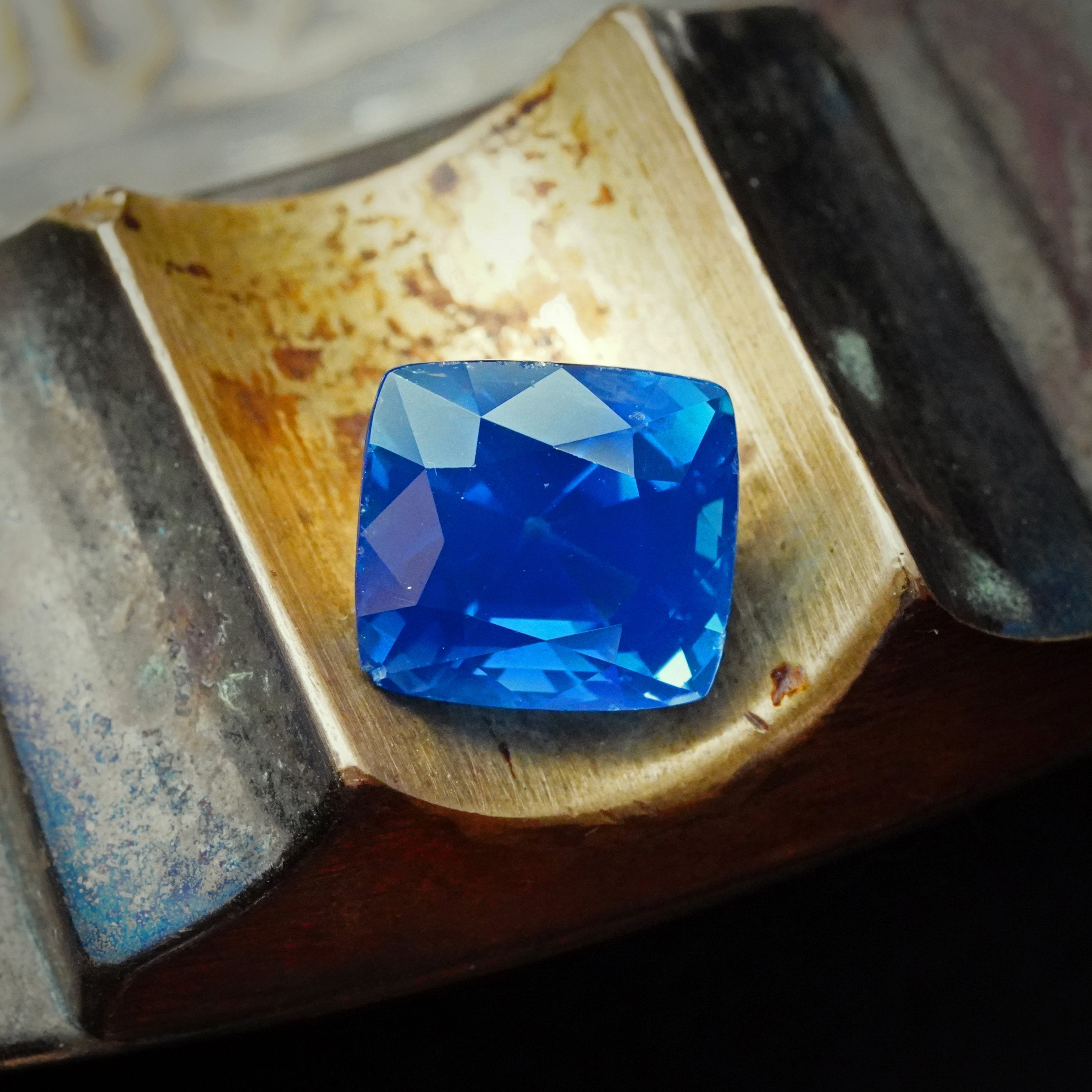 A world-class 8.22 ct no-heat Kashmir sapphire with rich color, clean clarity, and prestigious certifications. A true collector’s gem and luxury jewelry centerpiece, by Jogani.