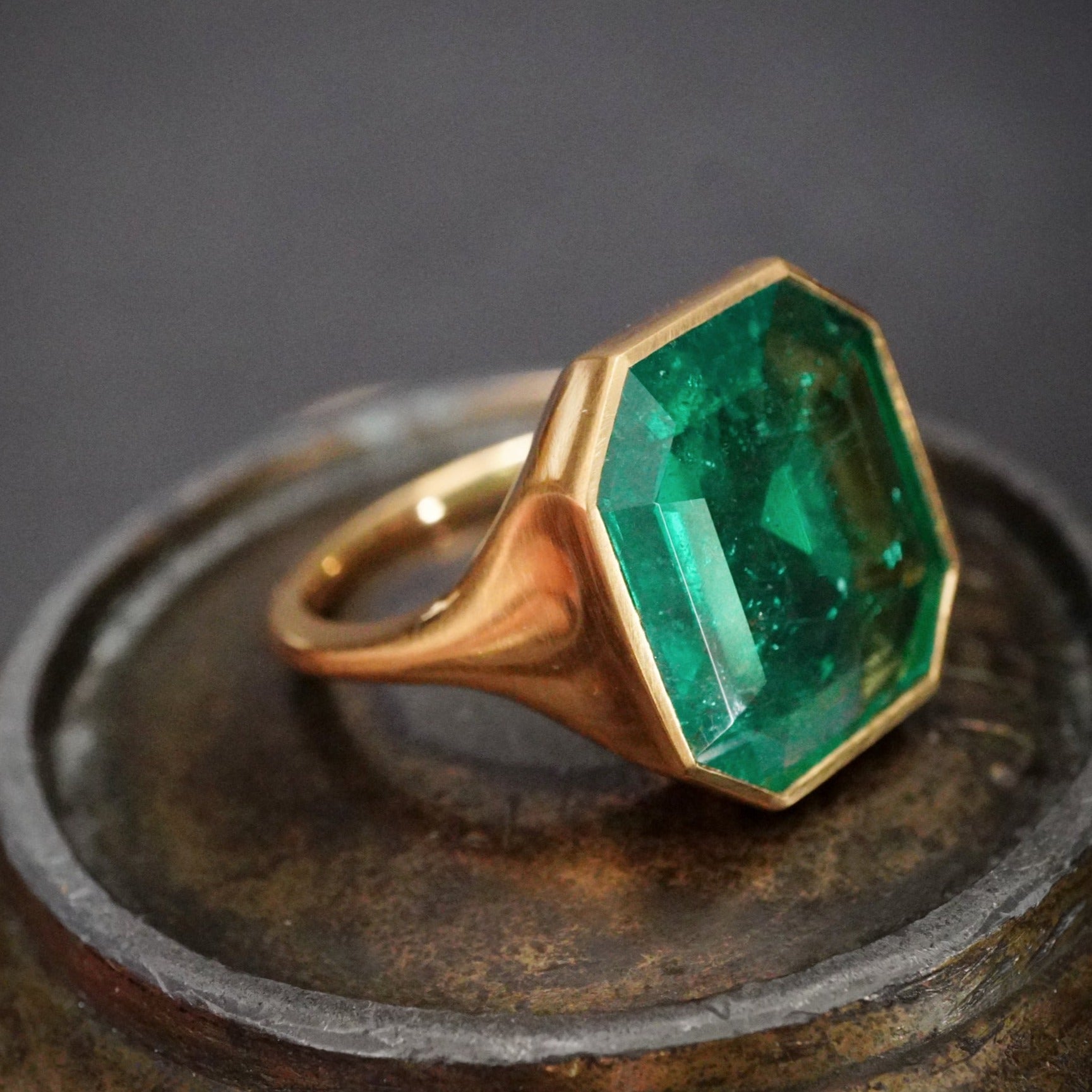  Anup Jogani 5.88ct Colombian Emerald Gold Ring: Emerald City Charm 4