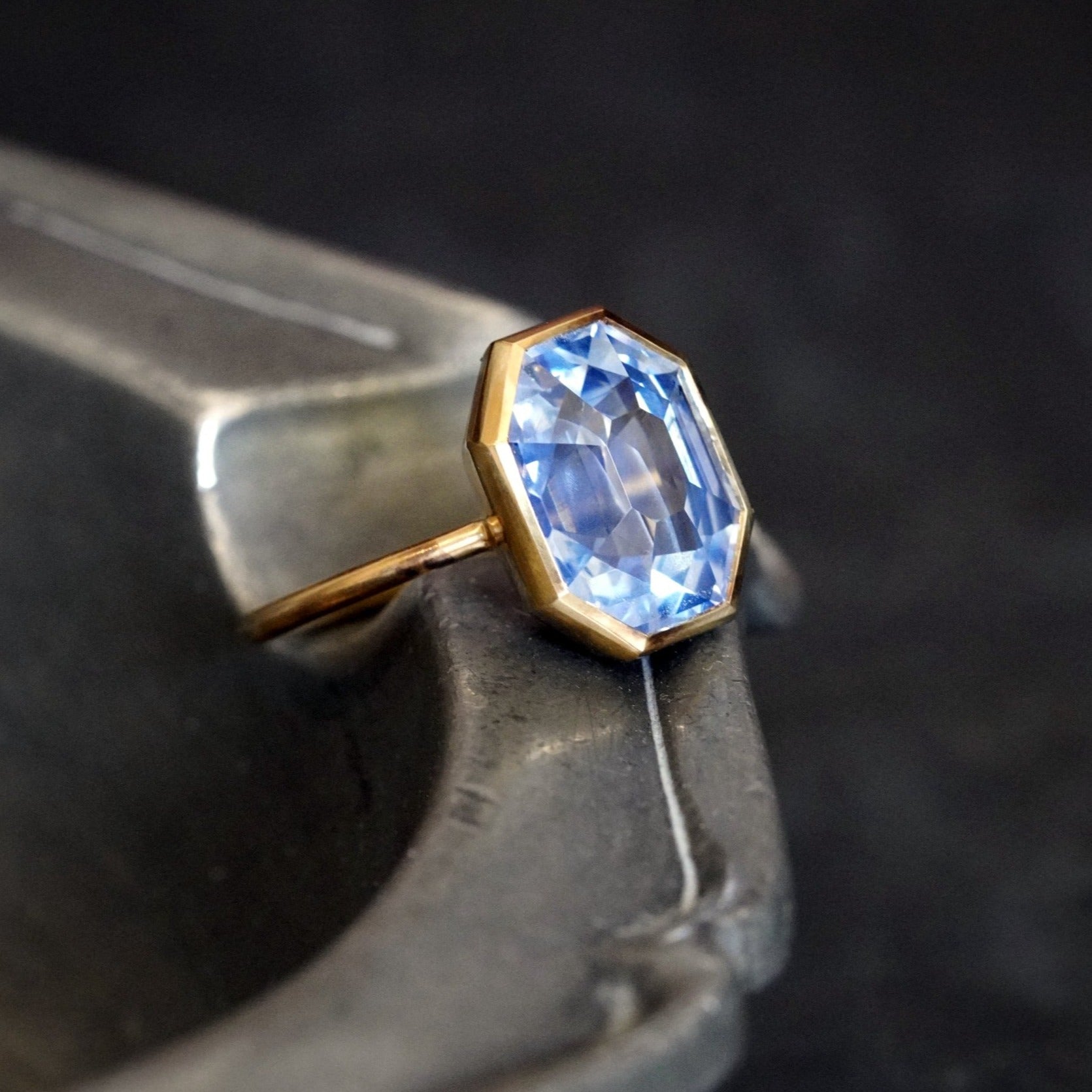 9.52-Carat Ceylon Sapphire Gold Ring