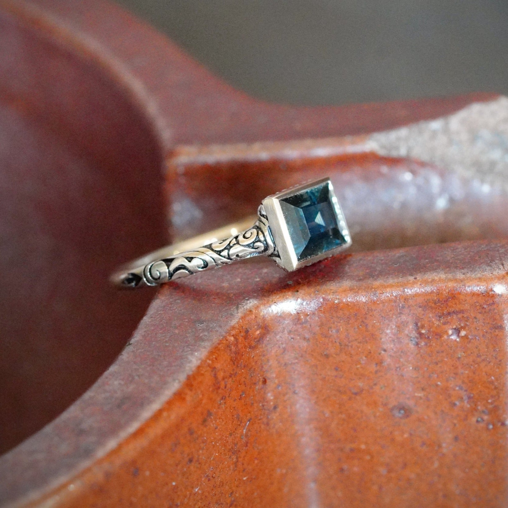 Jogani 1.20ct Teal Sapphire Ring in 18K Gold 7