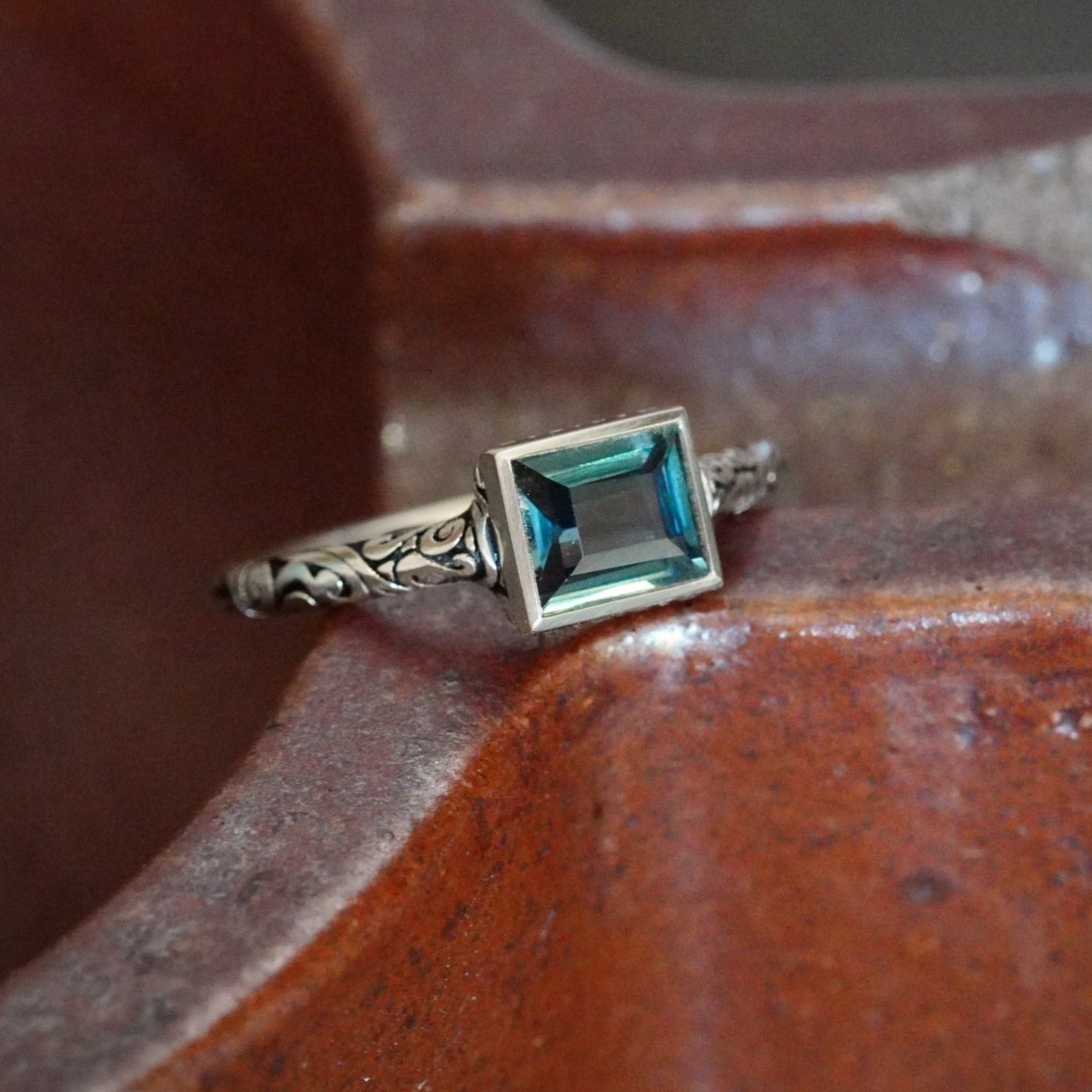 Jogani 1.20ct Teal Sapphire Ring in 18K Gold 8