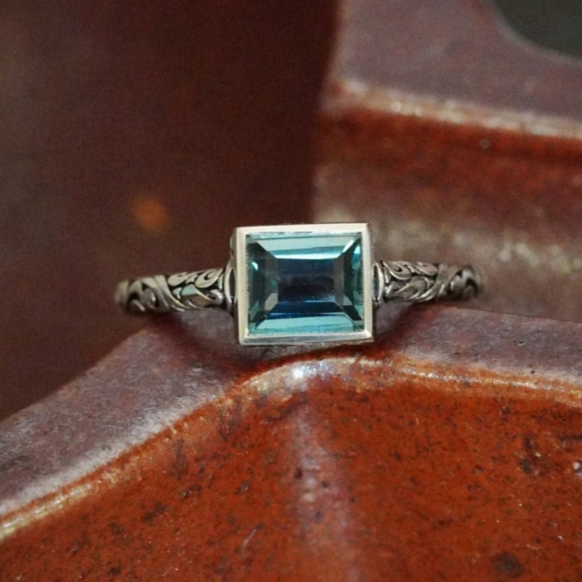 Jogani 1.20ct Teal Sapphire Ring in 18K Gold 9