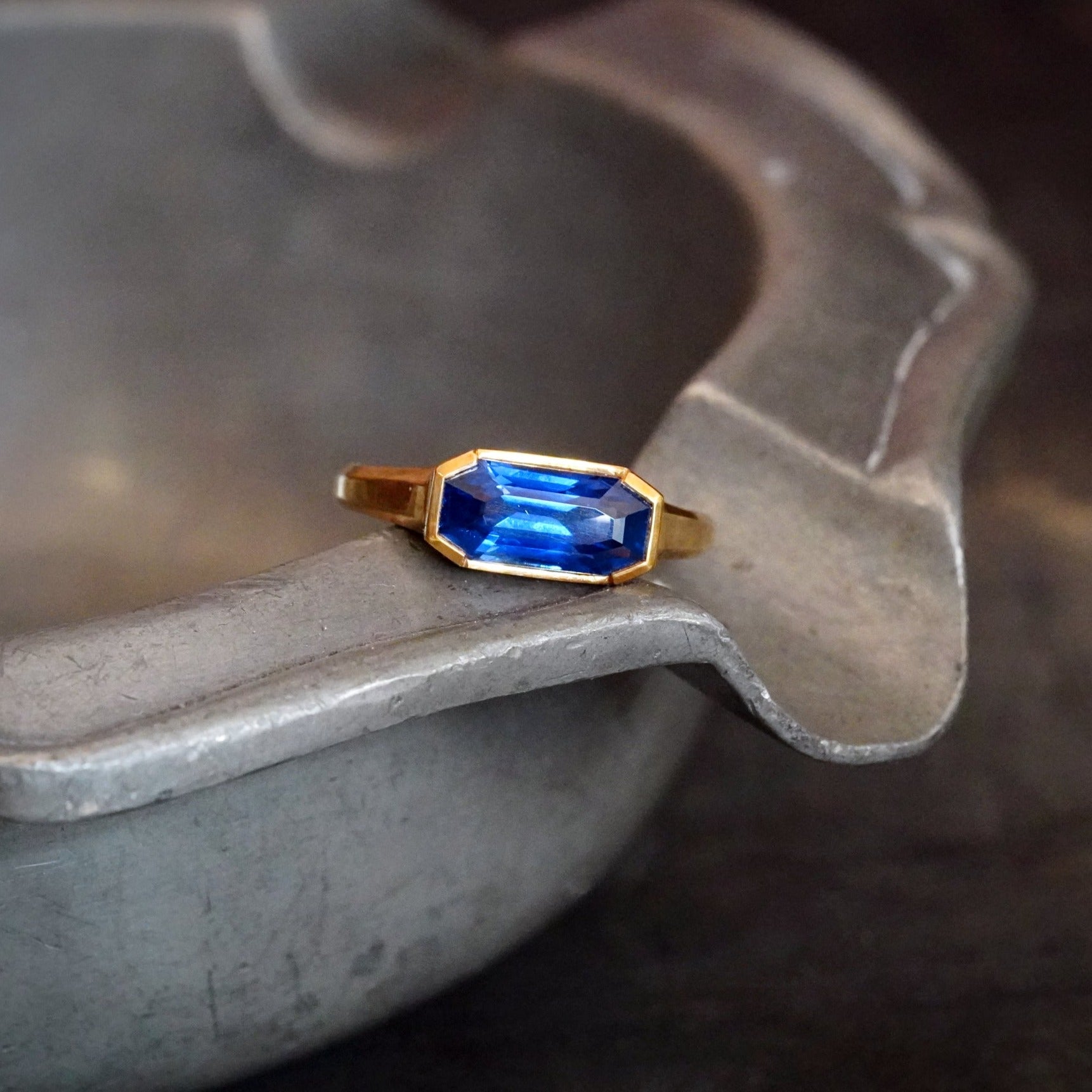 Jogani 2.15 ct Ceylon Sapphire Gold Ring - A Royal Blue Gemstone 7