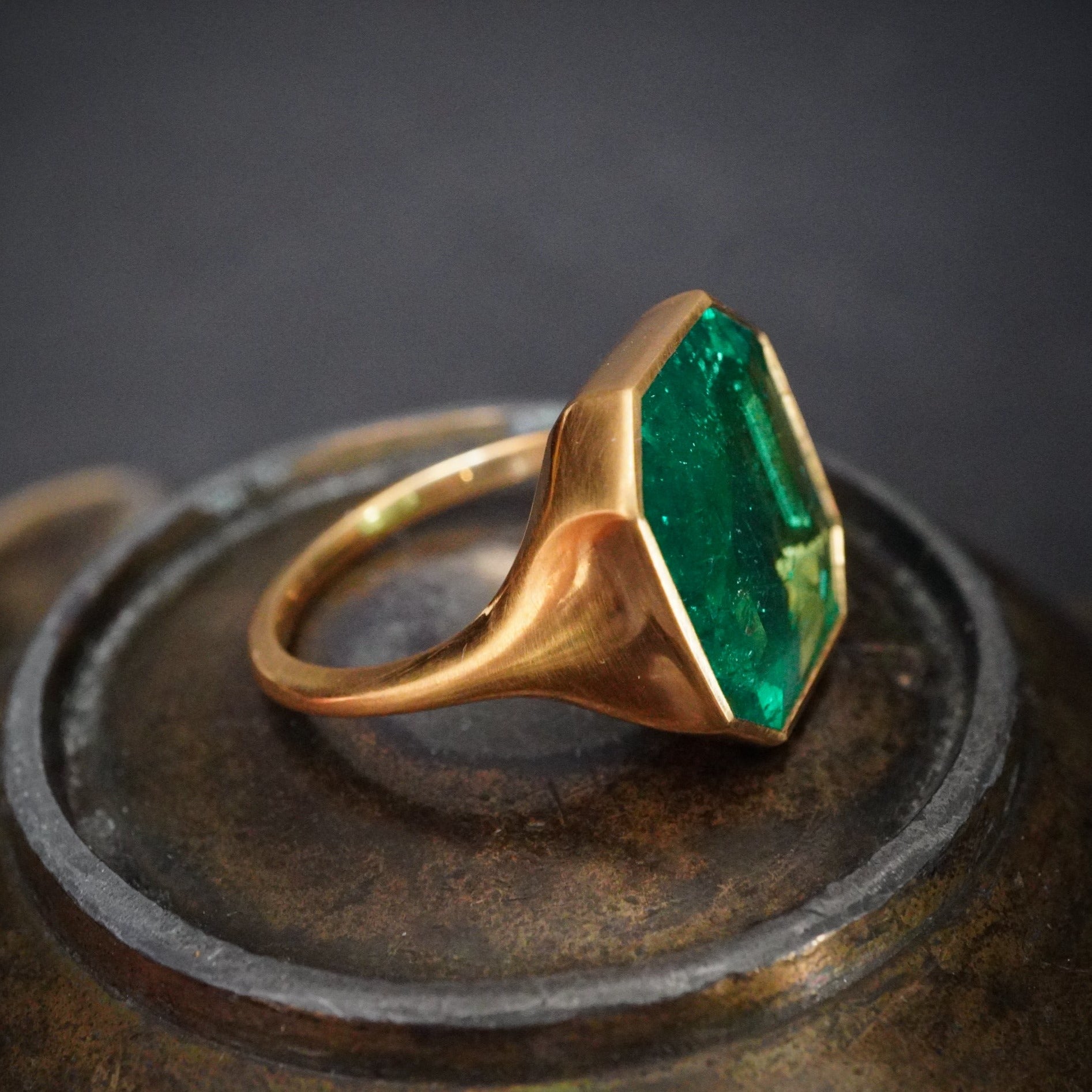 Jogani 5.88ct Colombian Emerald Gold Ring: Emerald City Charm 