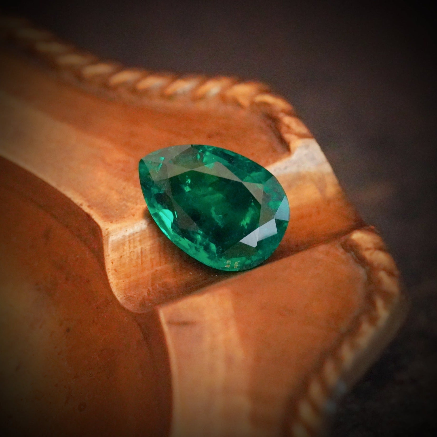 Jogani 6.66 ct Pear Emerald 4