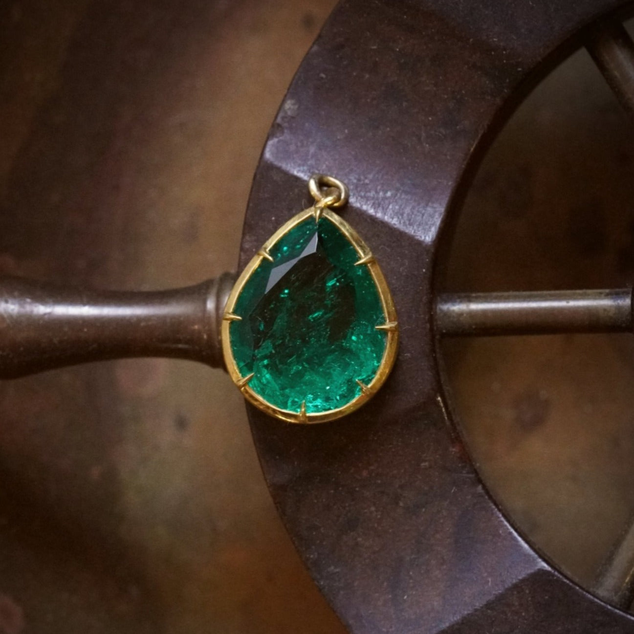 Jogani Victorian-Inspired 4.51ct Colombian Emerald Pendant in 18K Gold 1