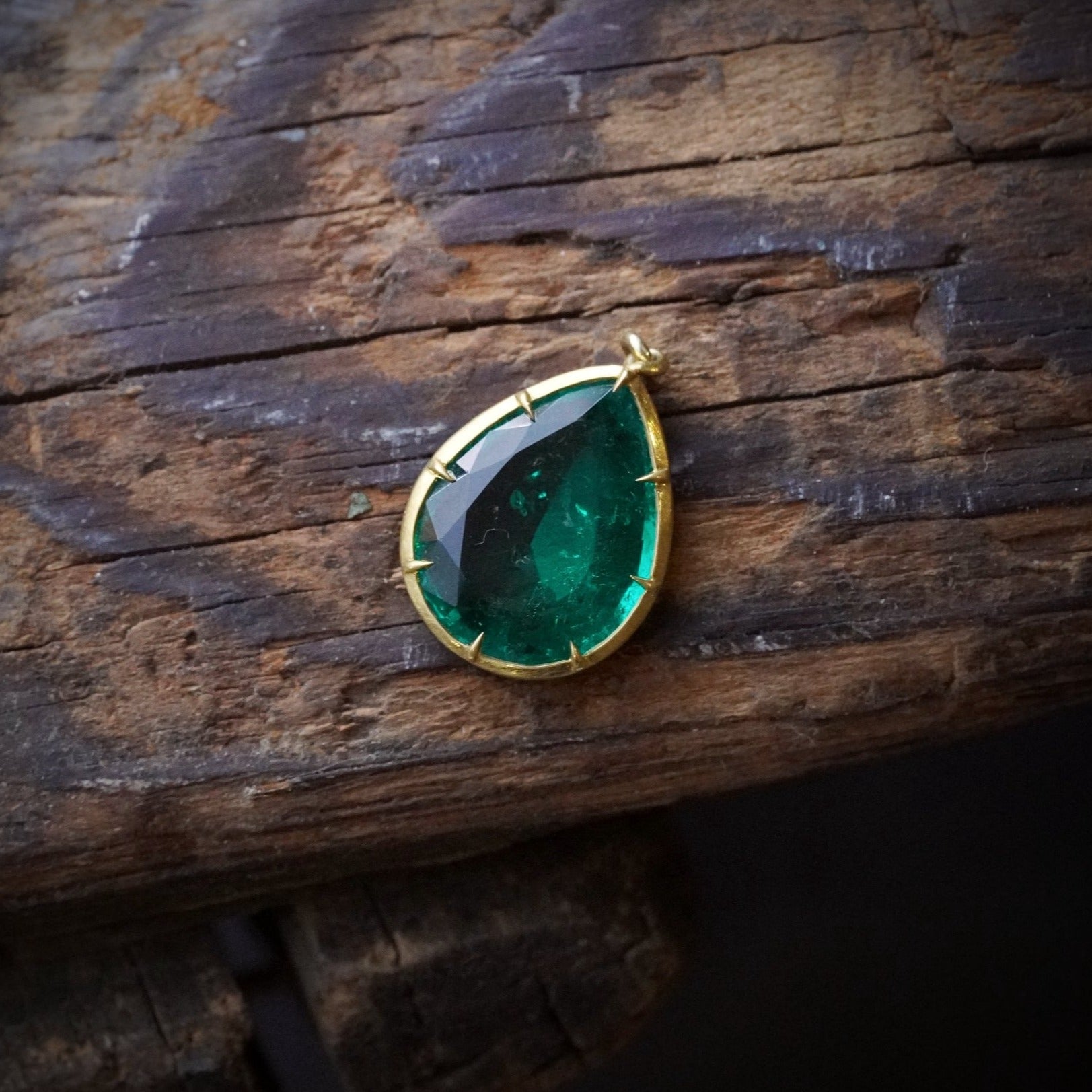 jogani gallery 4.46ct Colombian Emerald Pear Pendant in 18K Gold