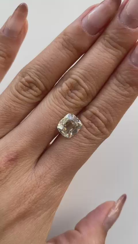 Jogani offers a 3.02 ct Old Mine diamond, a timeless cut known for its vintage appeal. With SI1 clarity and a K color, this diamond is a unique collector’s piece.