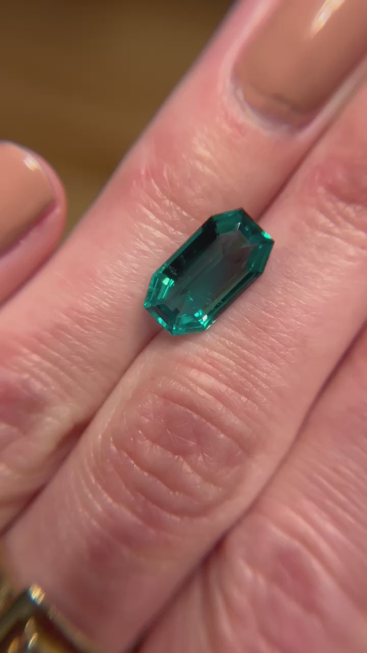 A rare and collectible 2.80 ct step-cut Colombian emerald from Jogani with vivid green color and exceptional clarity. A perfect investment for jewelry designers and gemstone collectors.