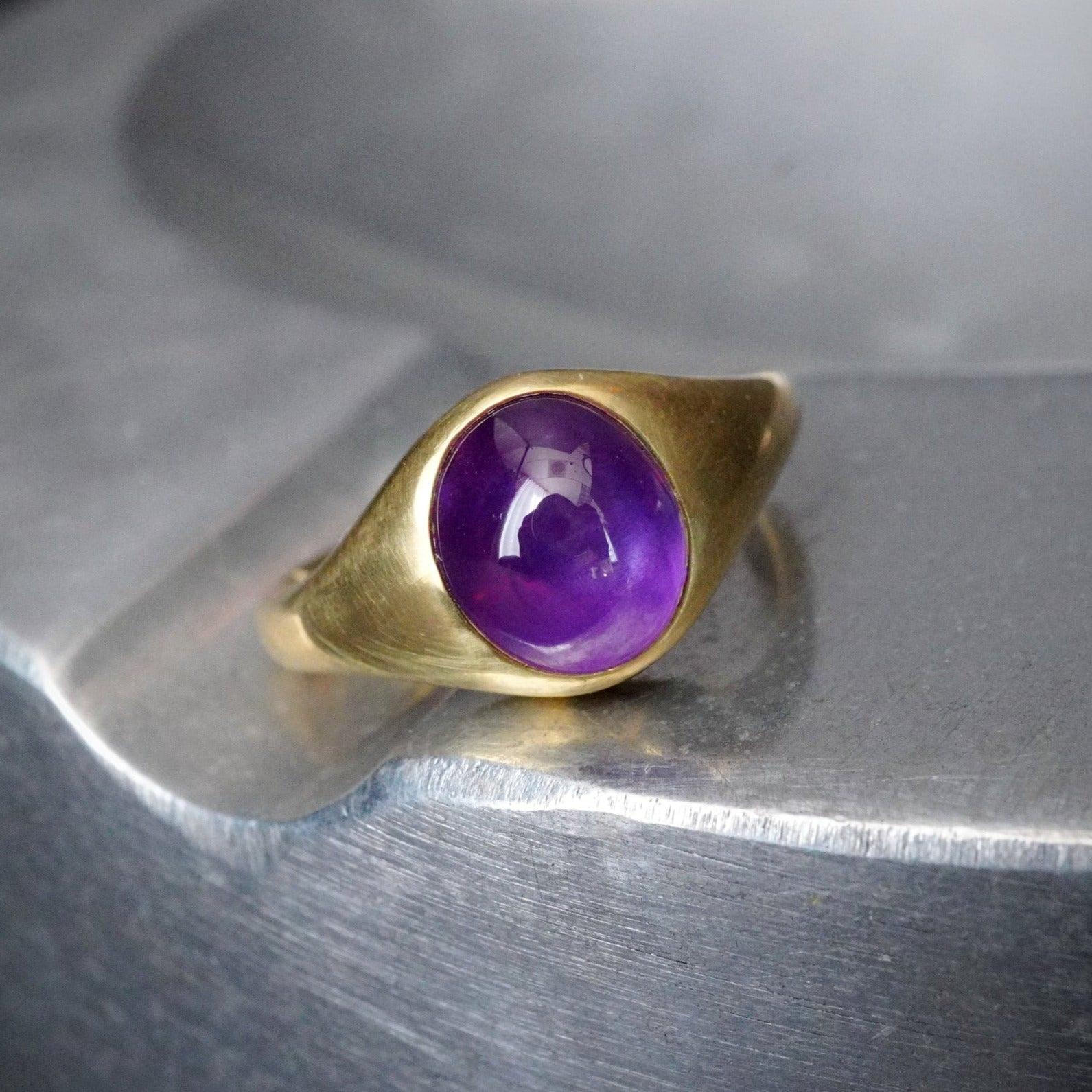 This 4.82 ct Ceylon Star Sapphire Ring, crafted by Jogani, highlights a glowing purple sapphire in a classic bezel setting. A refined choice for collectors and investors.