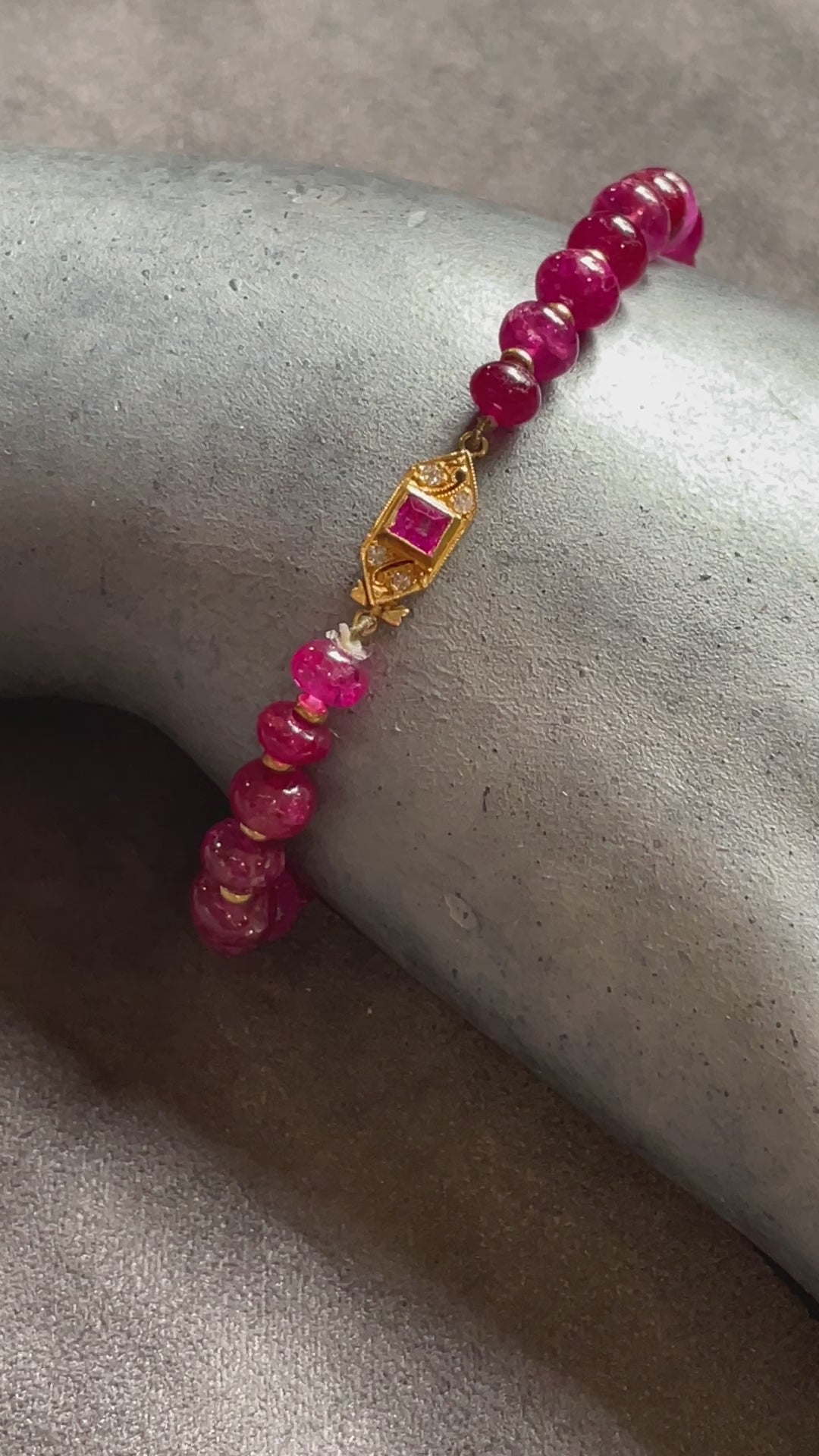 Precious and captivating gold bracelet with Burma no heat ruby and Victorian-style clasp